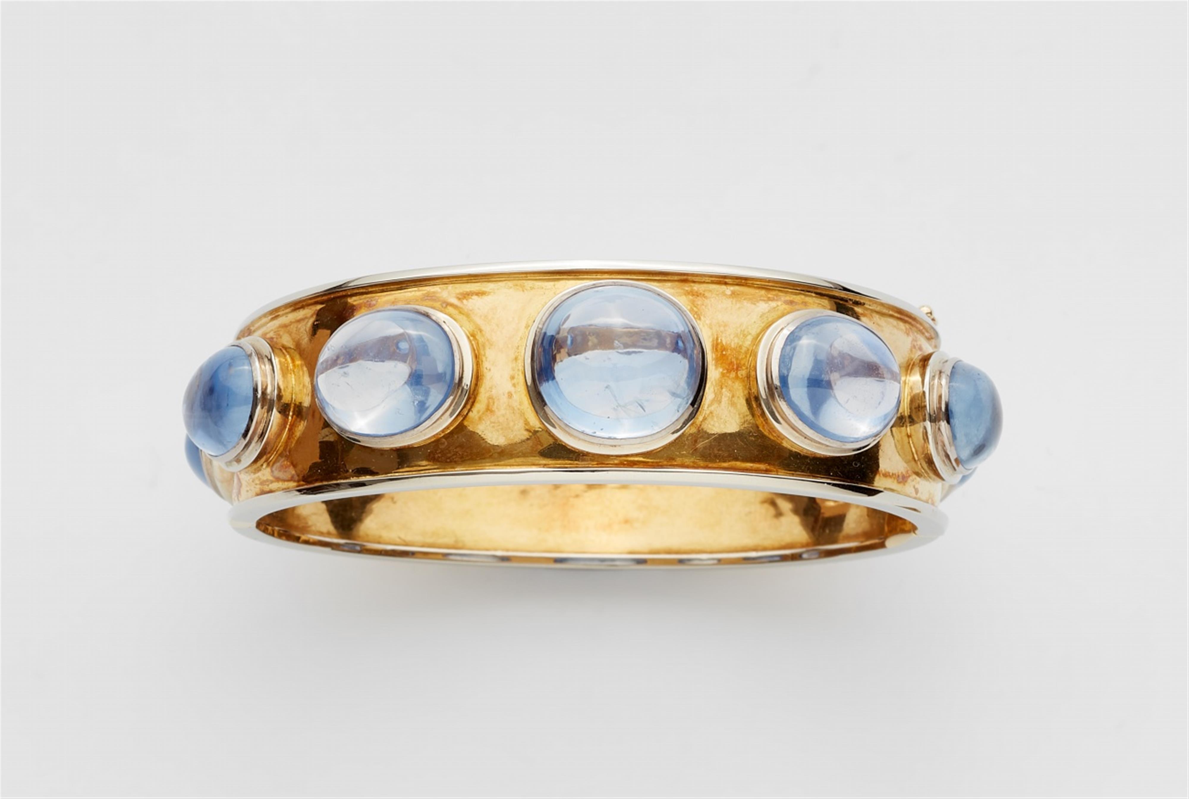 An 18k gold and Ceylon sapphire bracelet - image-1