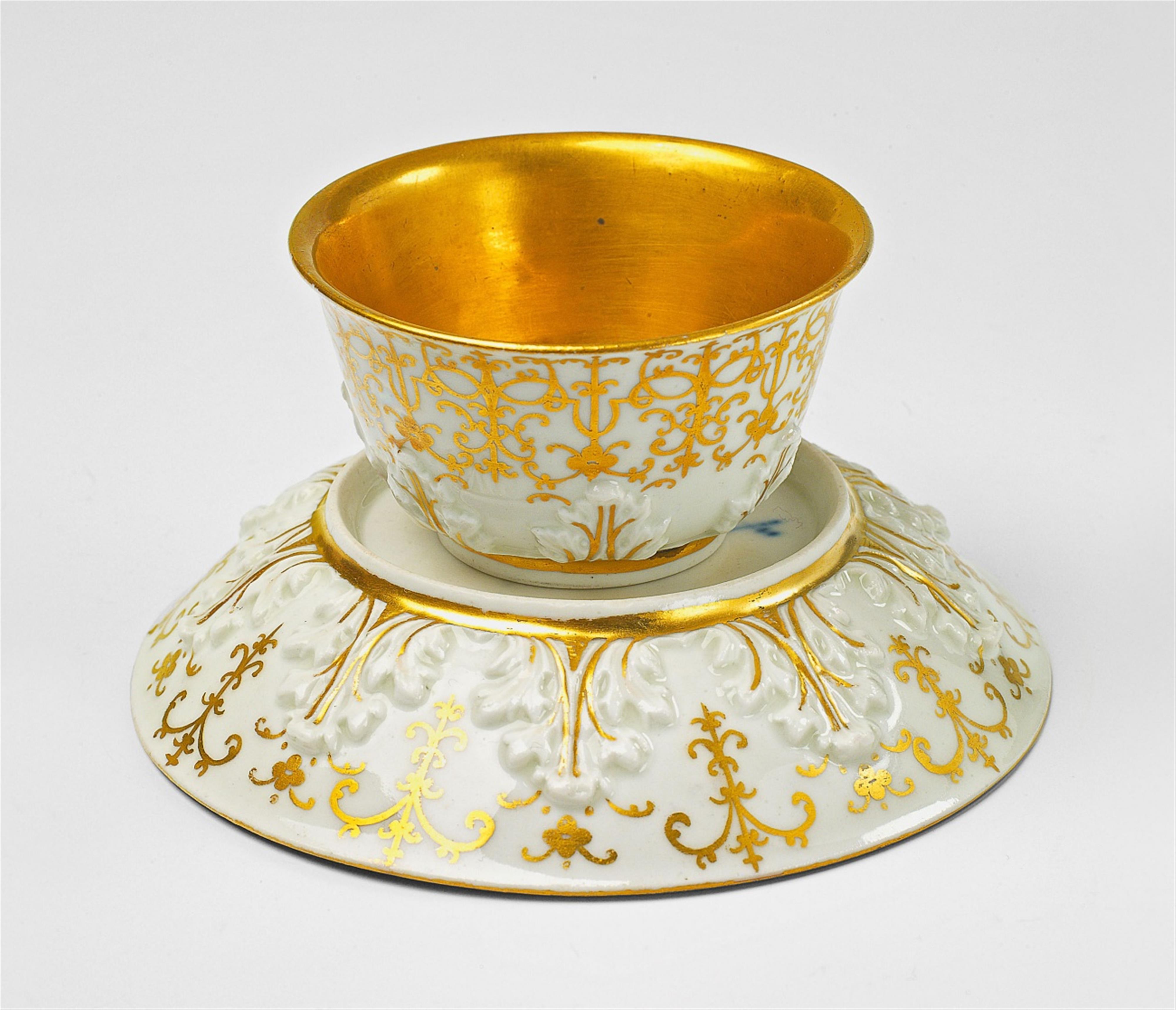An early Meissen porcelain tea bowl with acanthus relief - image-1