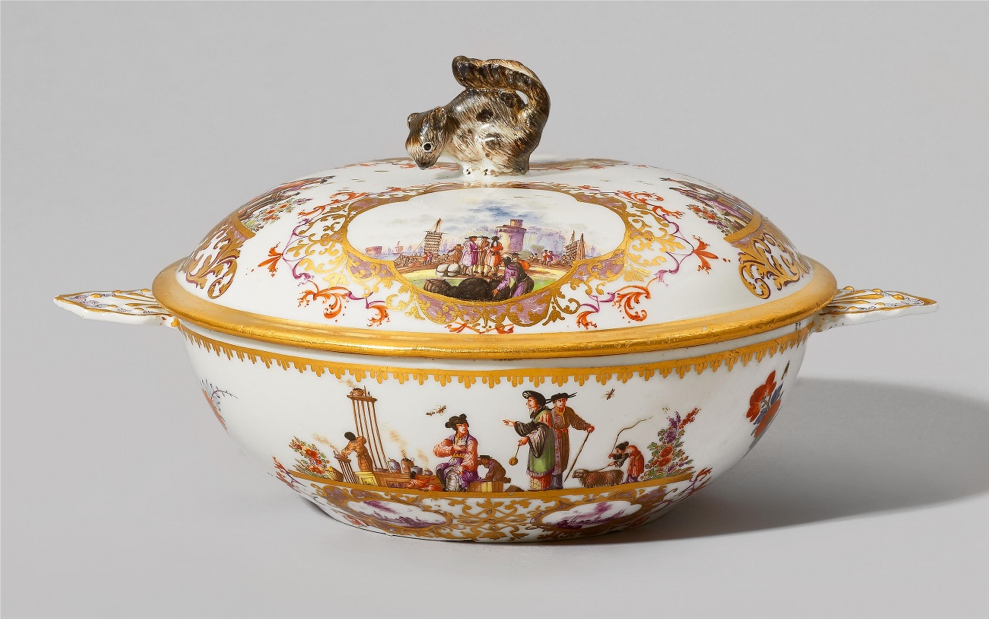 A Meissen porcelain porringer with Hoeroldt chinoiseries - image-1