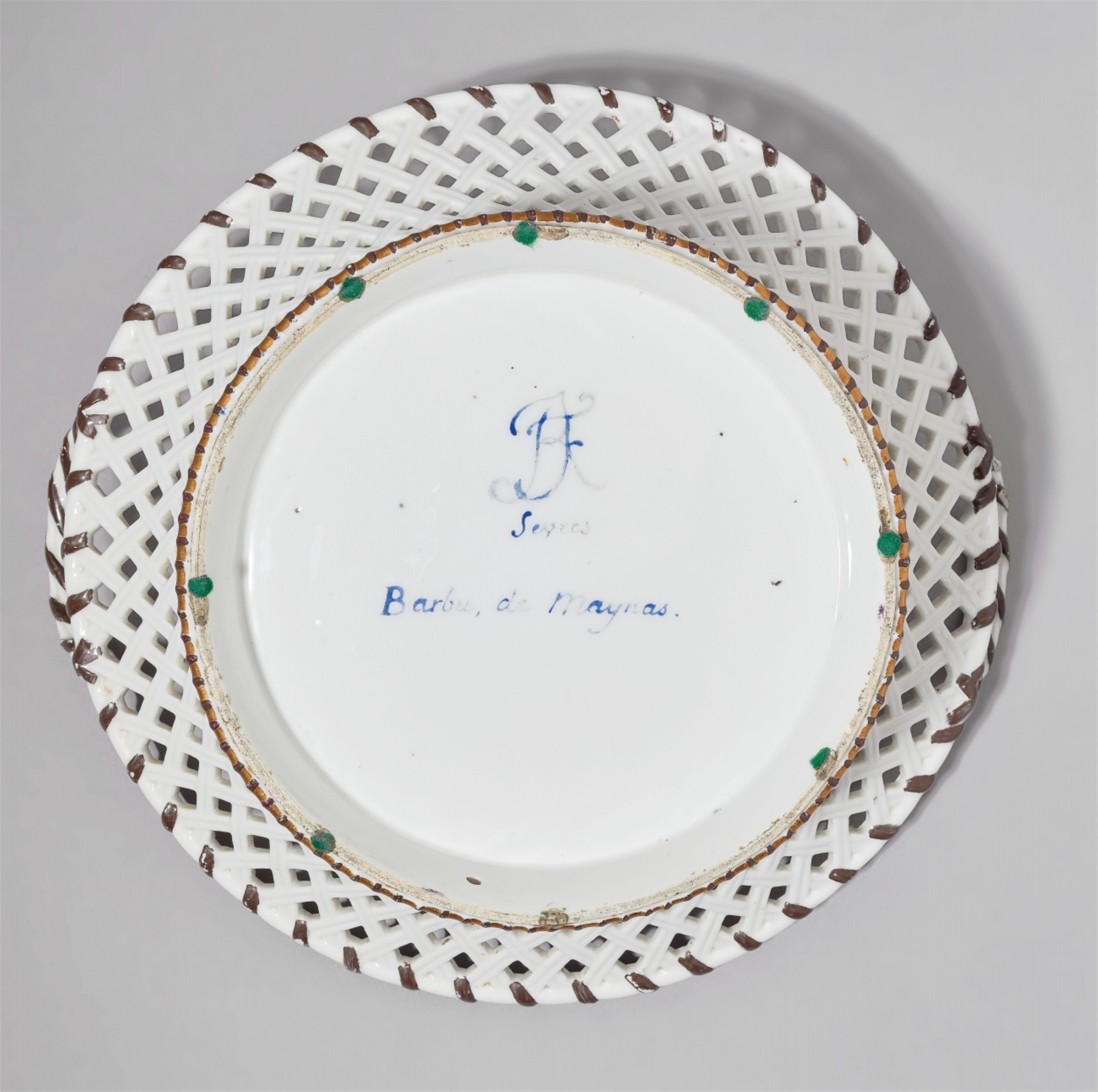 A round Sèvres porcelain basket from the “Jardin du Roy” service - image-3