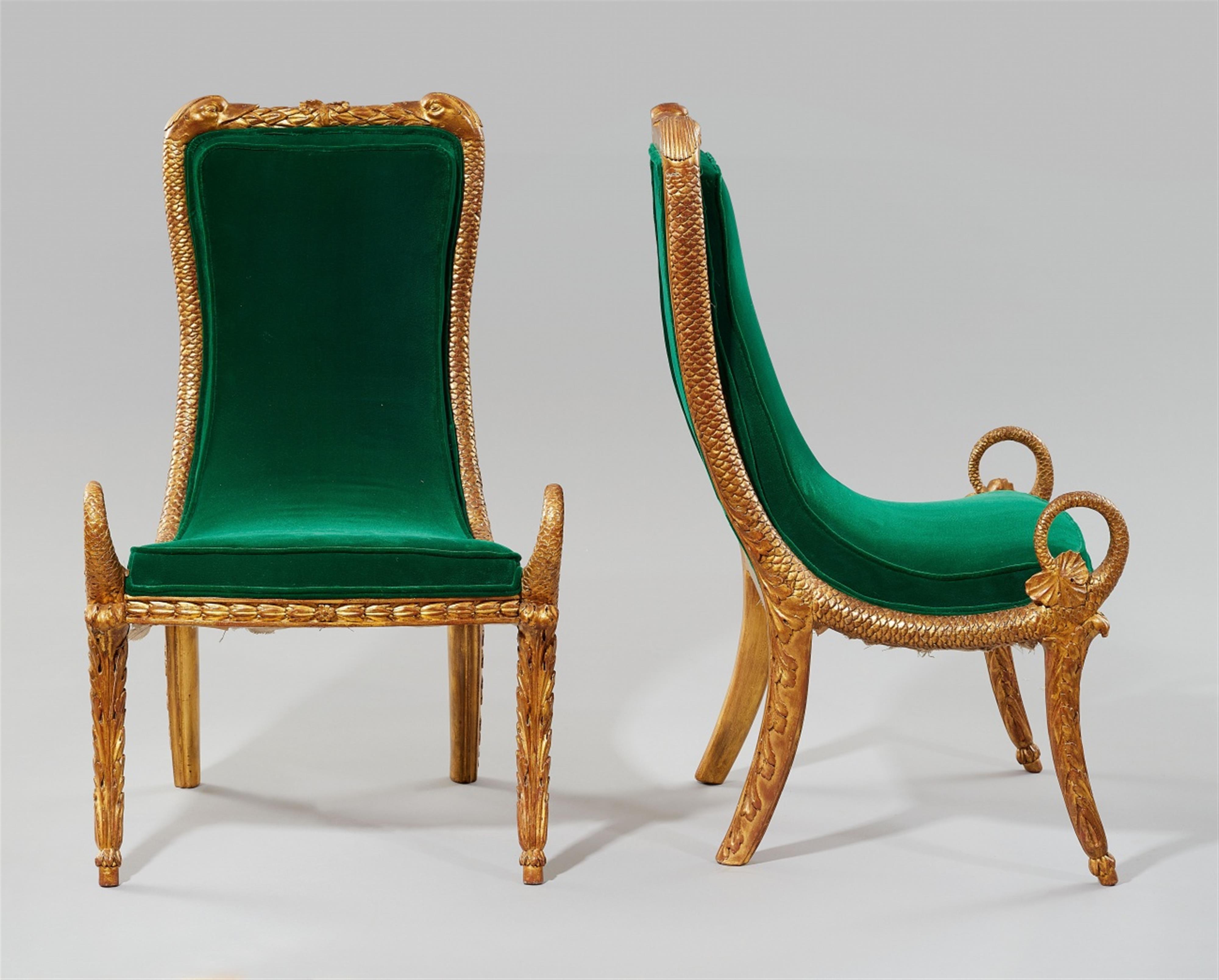 Seltenes Paar Gondelstühle mit zoomorphem Dekor - image-1