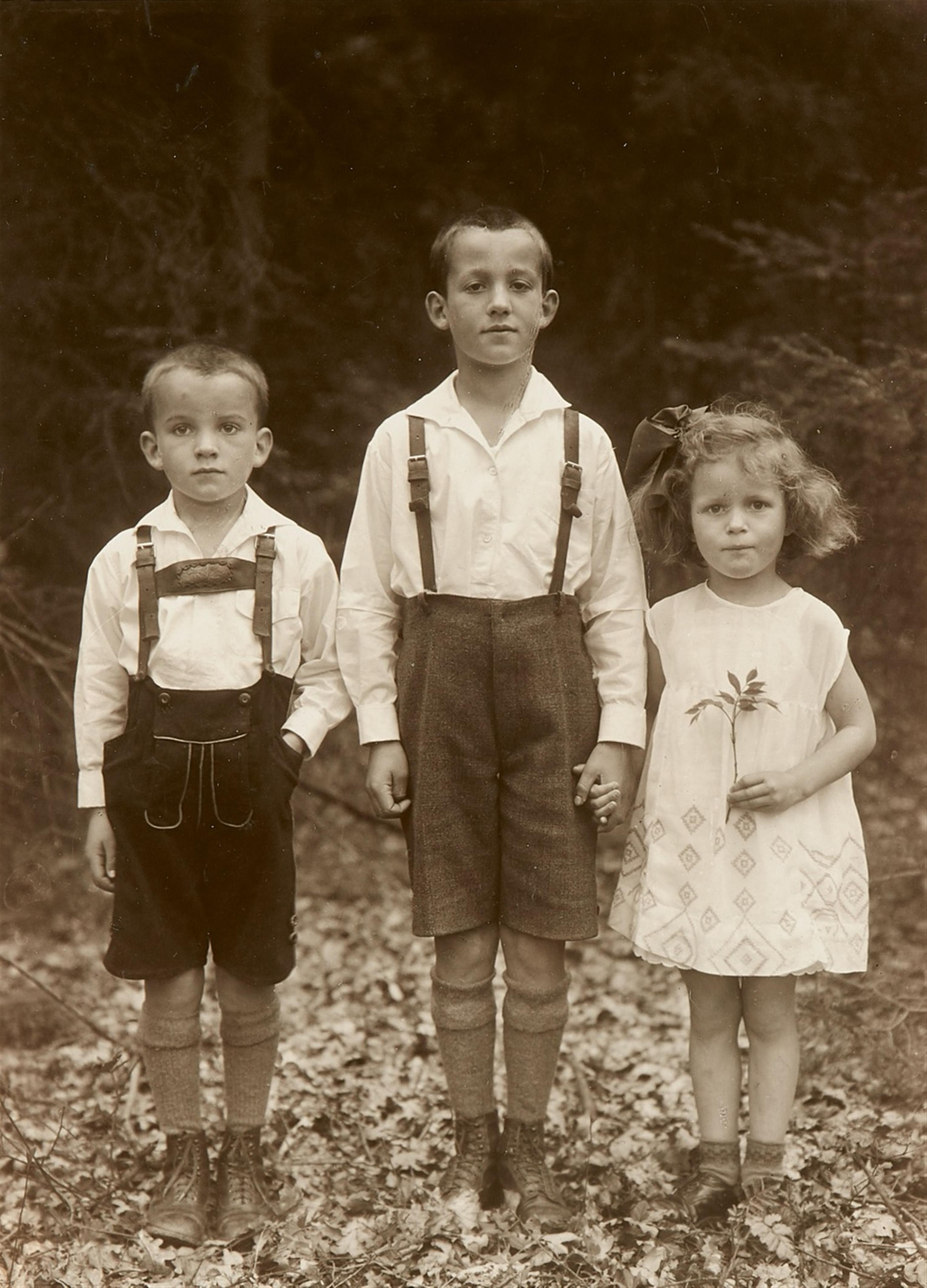 August Sander - Hans, Fritz und Ursula Schumacher, Oberölfen - image-1