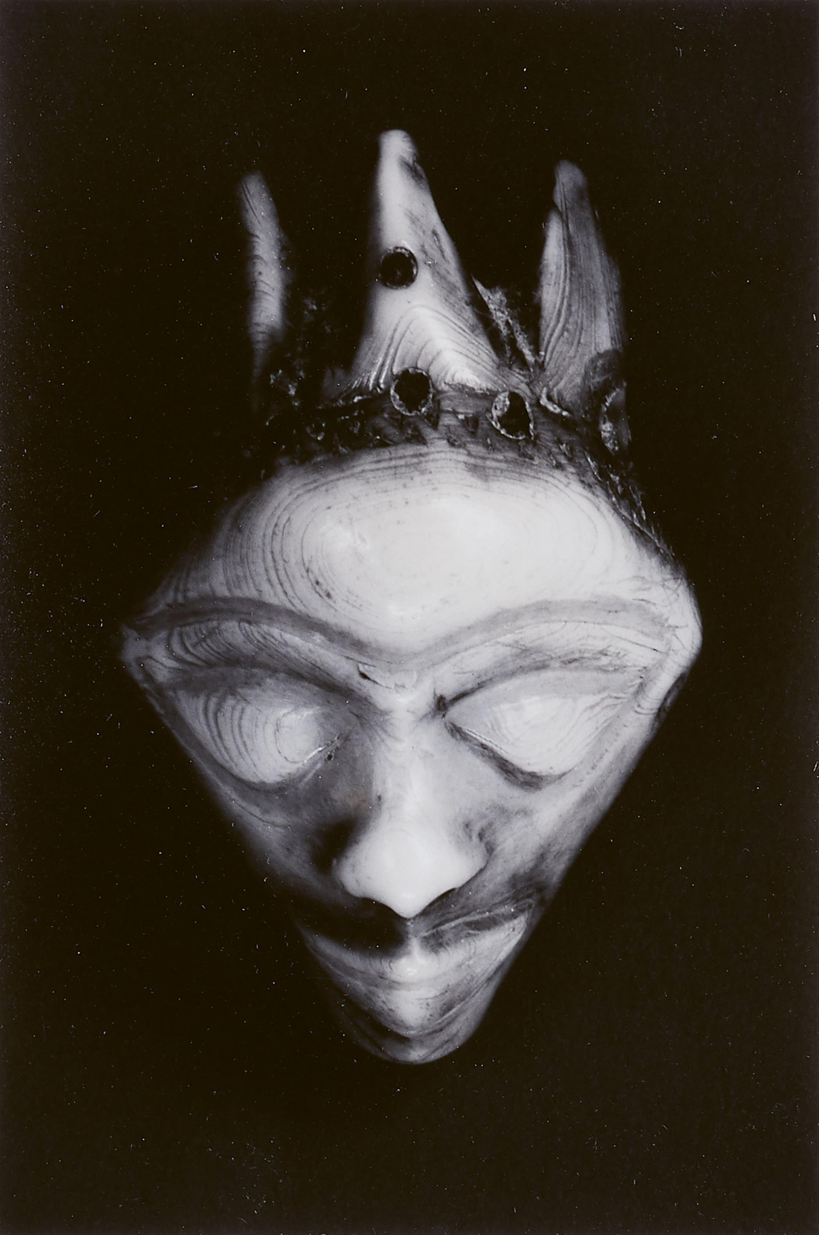 Walker Evans - Pendant in form of a mask, Belgian Congo, BaPende, Ivory Africa - image-1