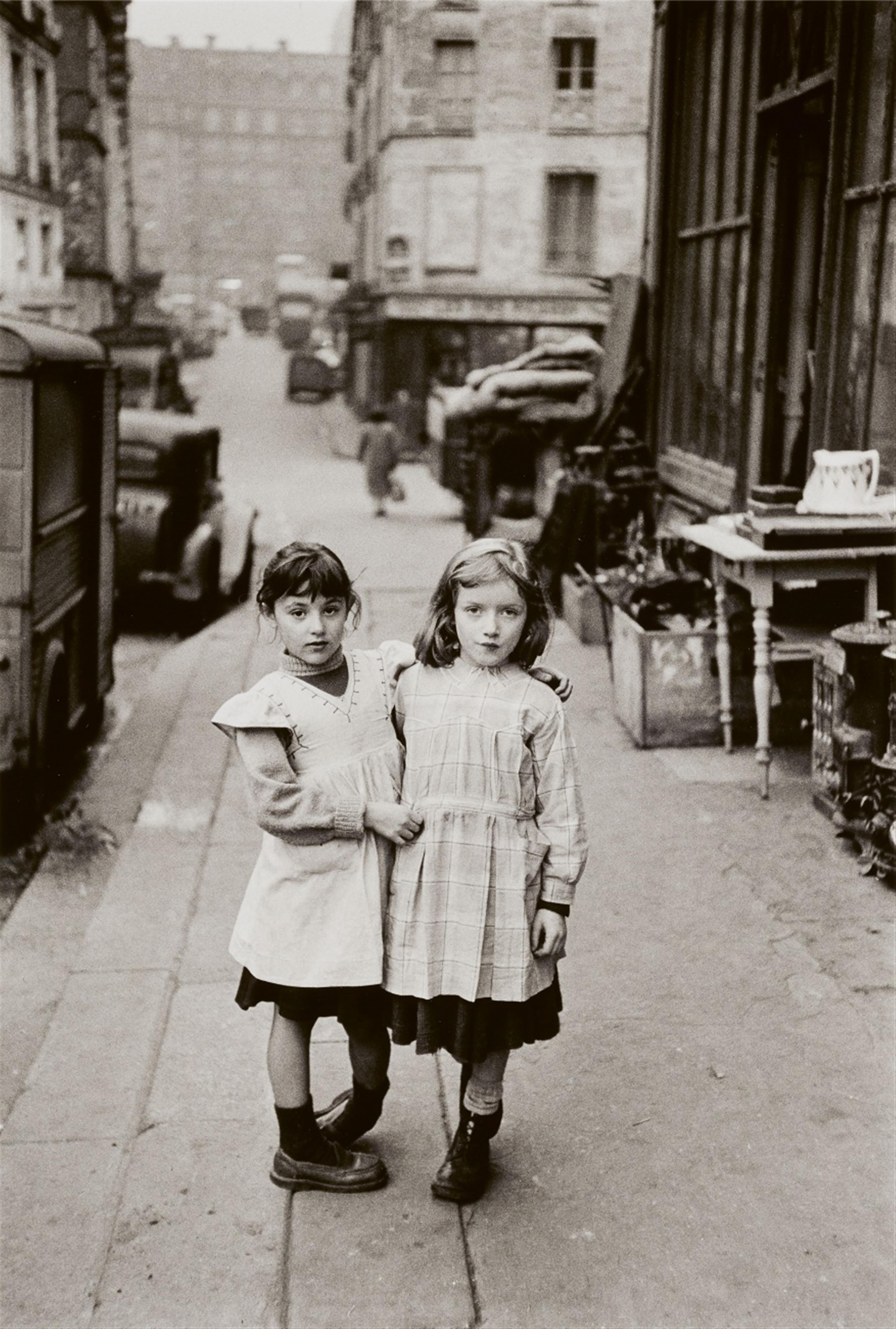 Édouard Boubat - Les petites Fillettes de la Place Maubert, Paris - image-1