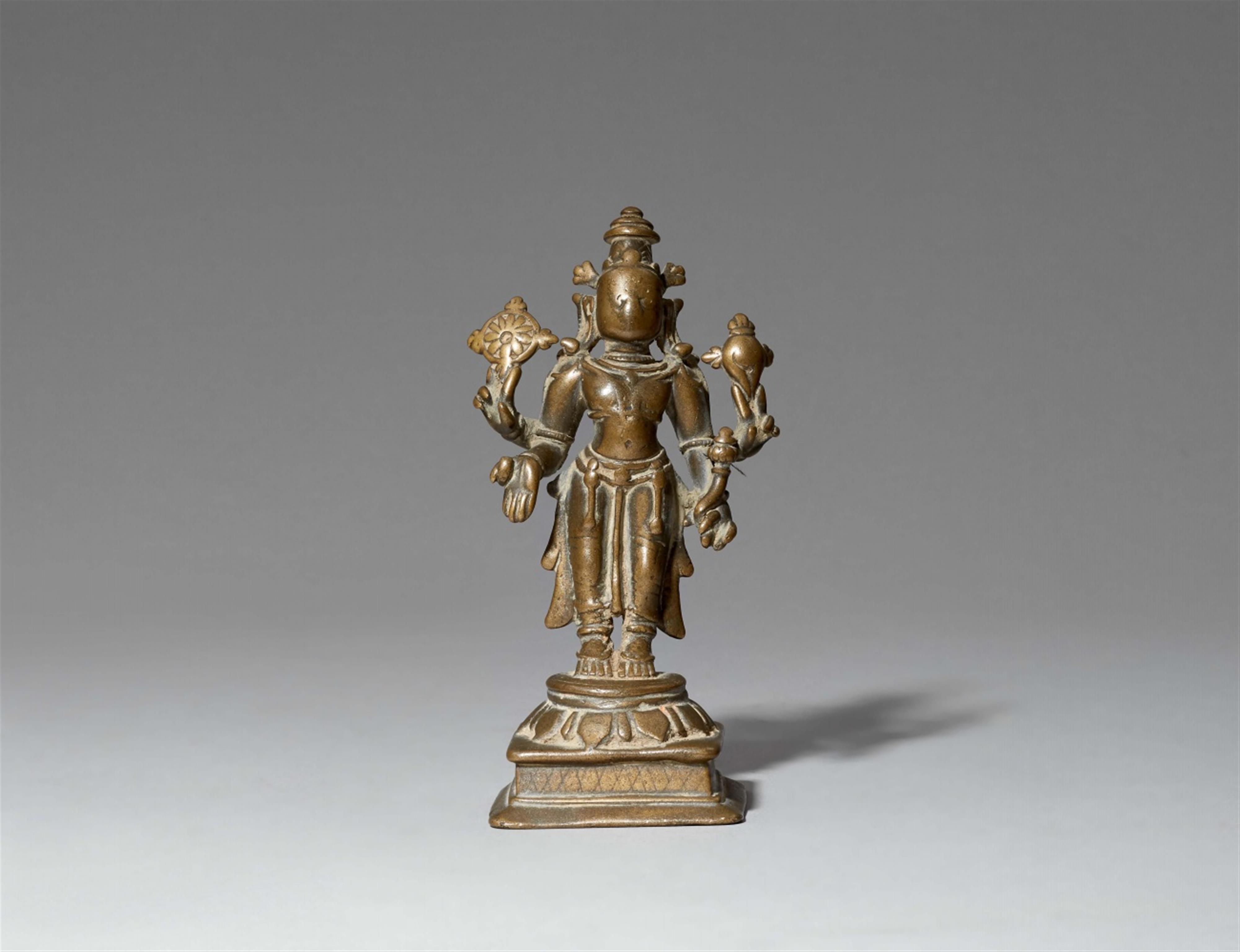 A Maharashtra brass figure of Vishnu. 17th/19th century - image-1
