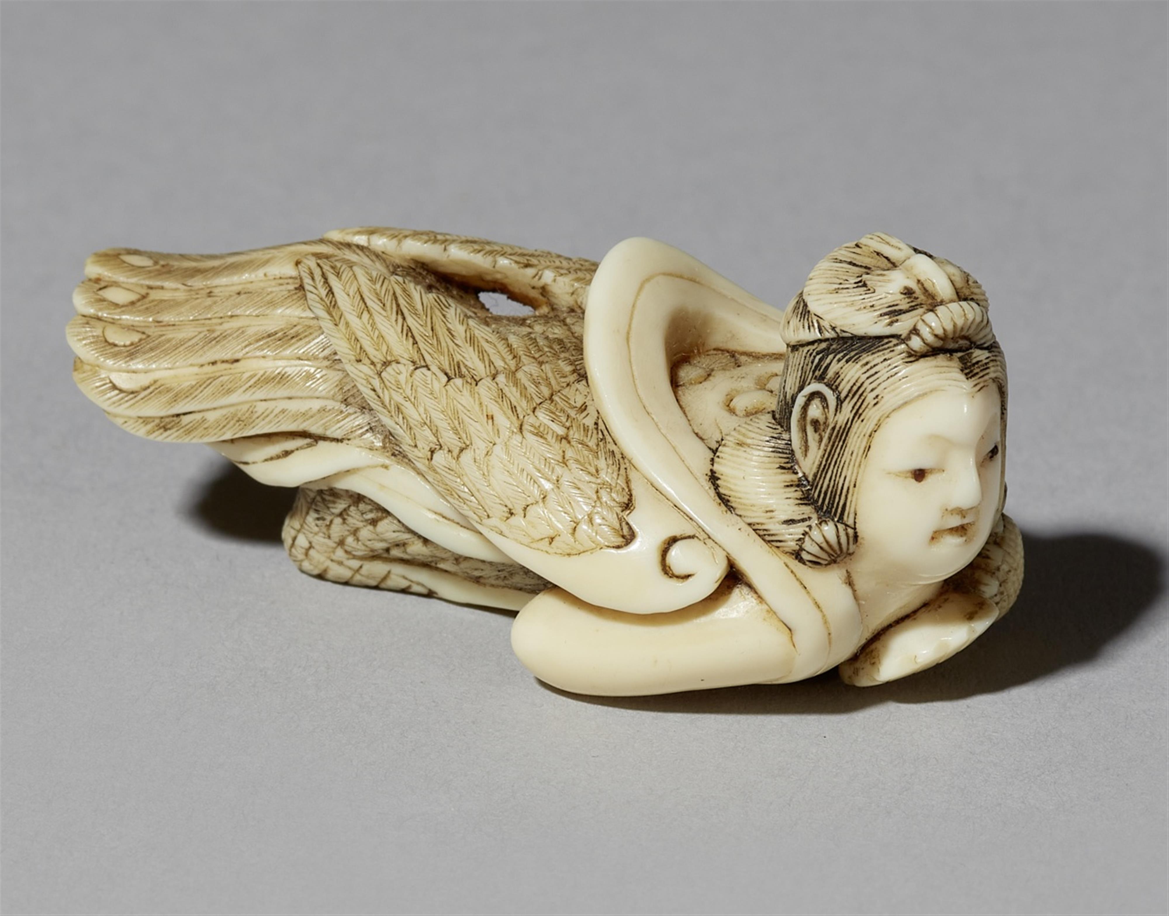 A fine ivory netsuke of a Karyobinga. Early 19th century - image-1