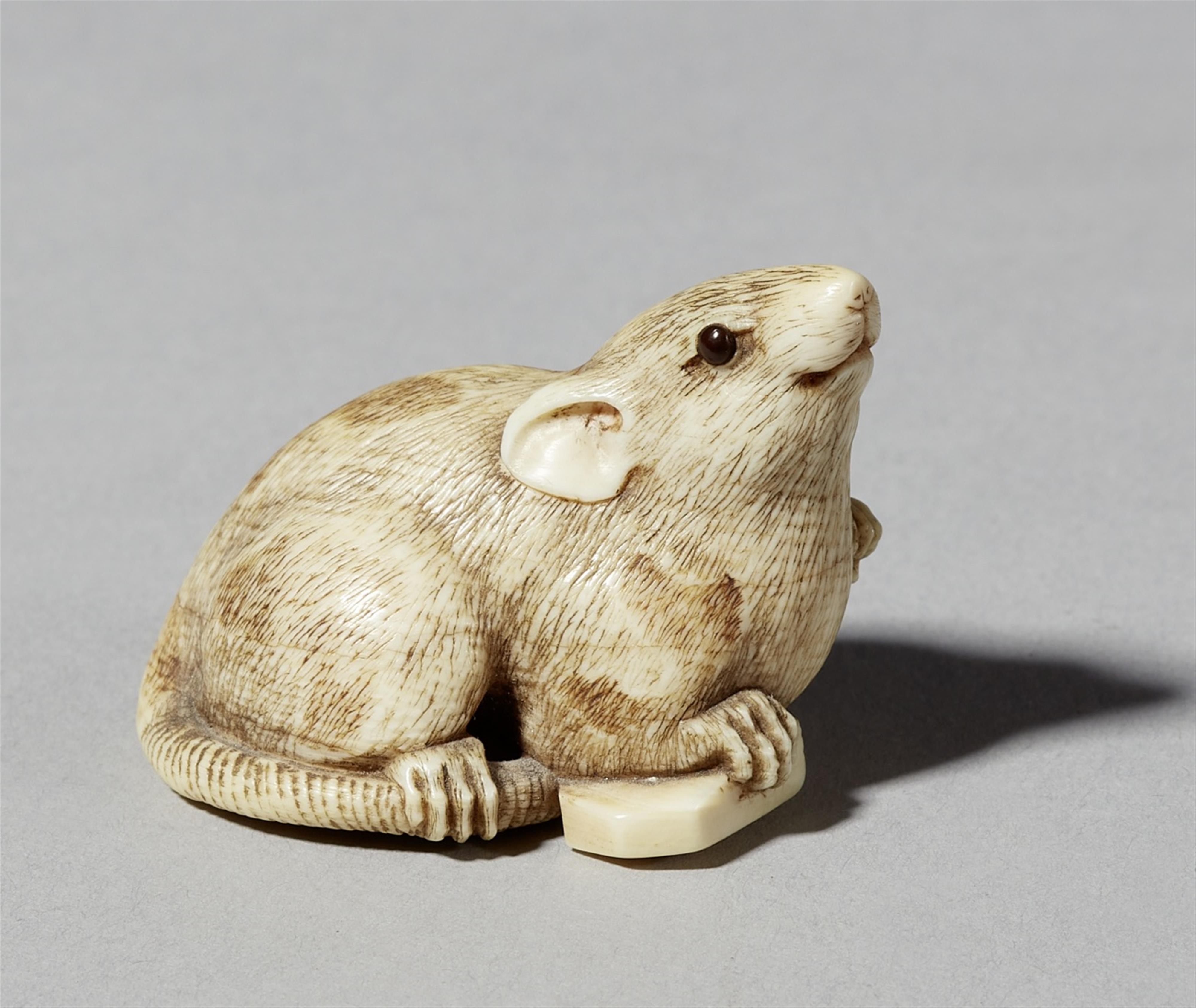 An ivory netsuke of a rat with a shôgi-piece. Second half 19th century - image-1