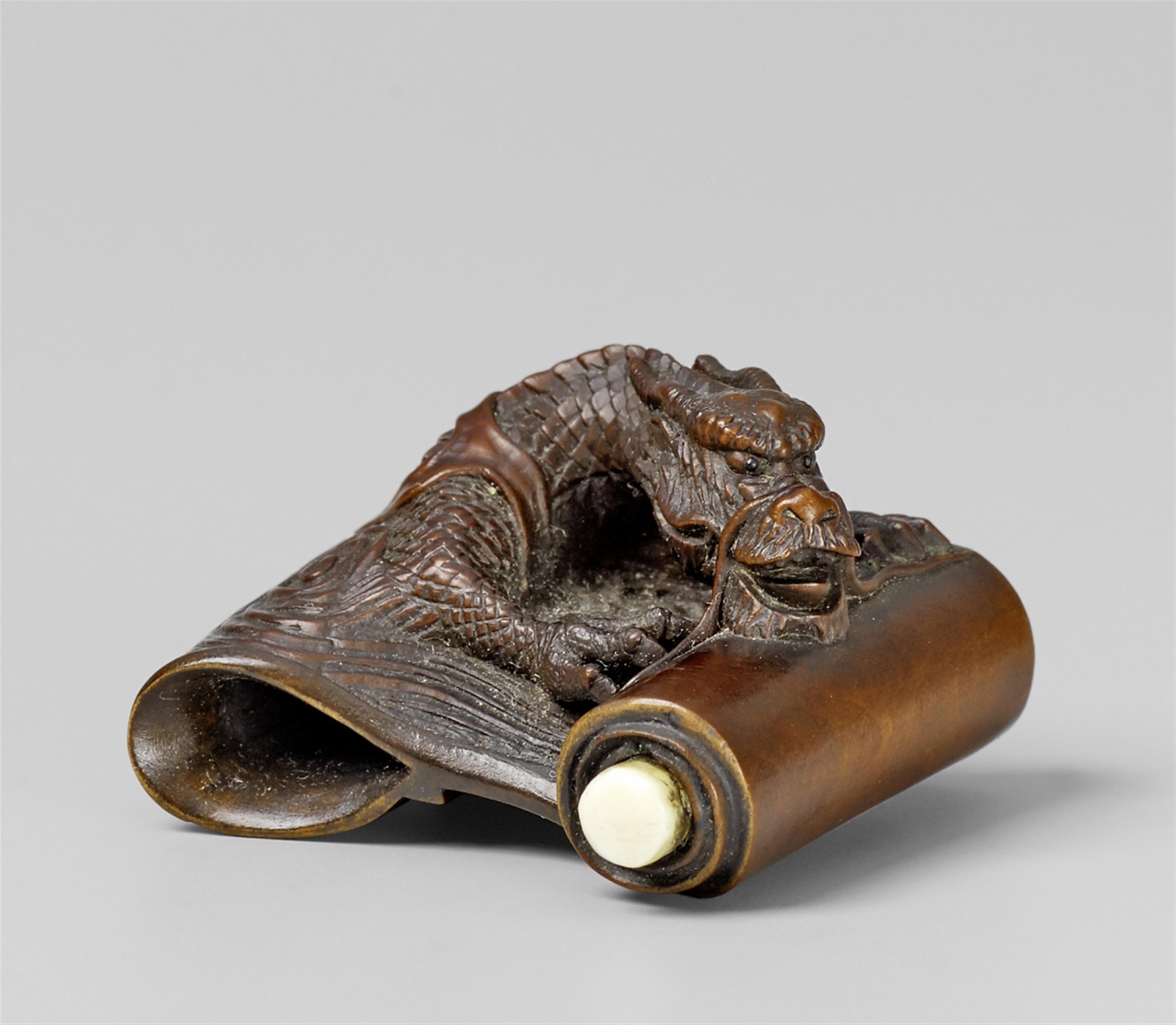A boxwood and ivory netsuke of a dragon. Late 19th century - image-1