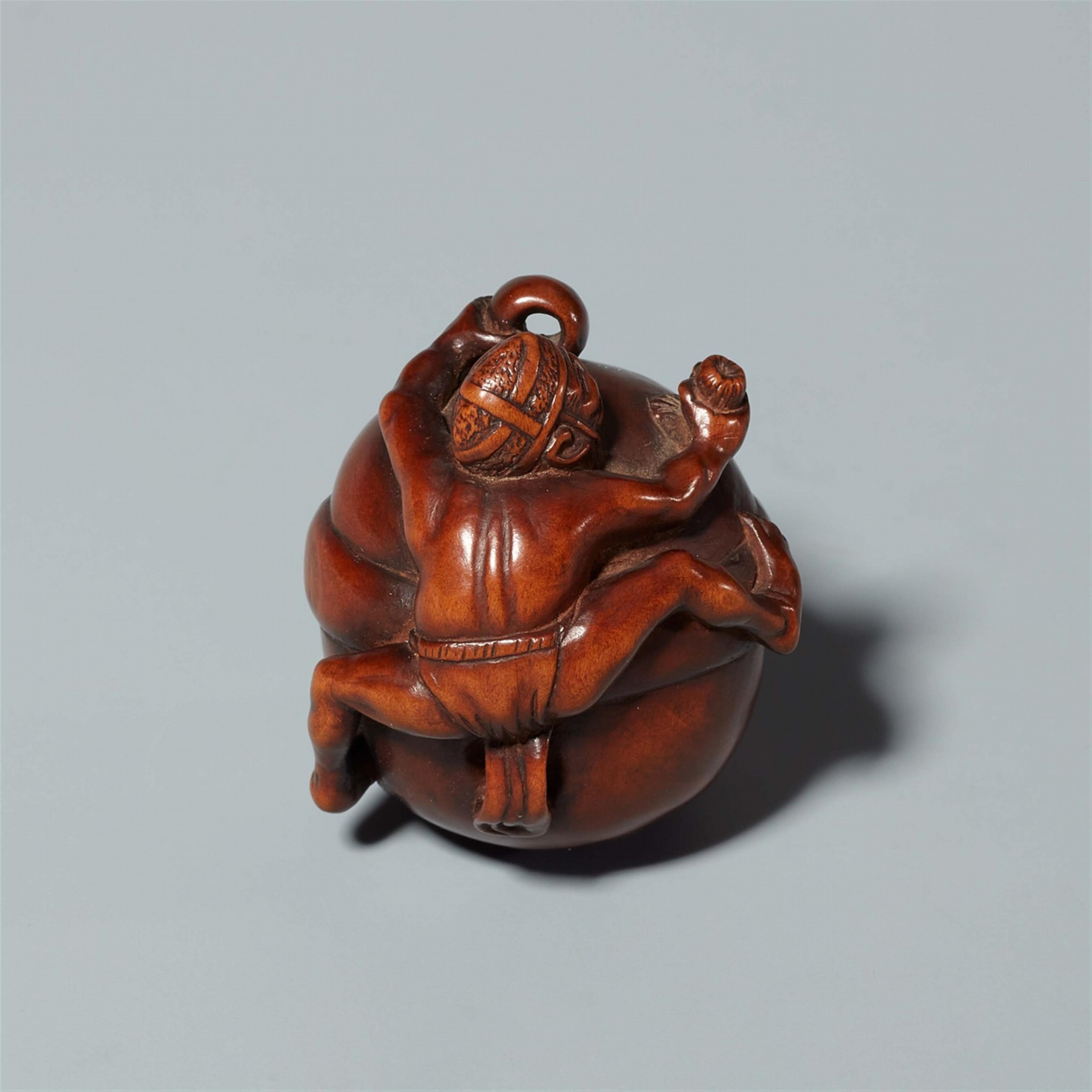 A boxwood netsuke of a temple servant cleaning a bell, by Unboku. 18th/19th century - image-2