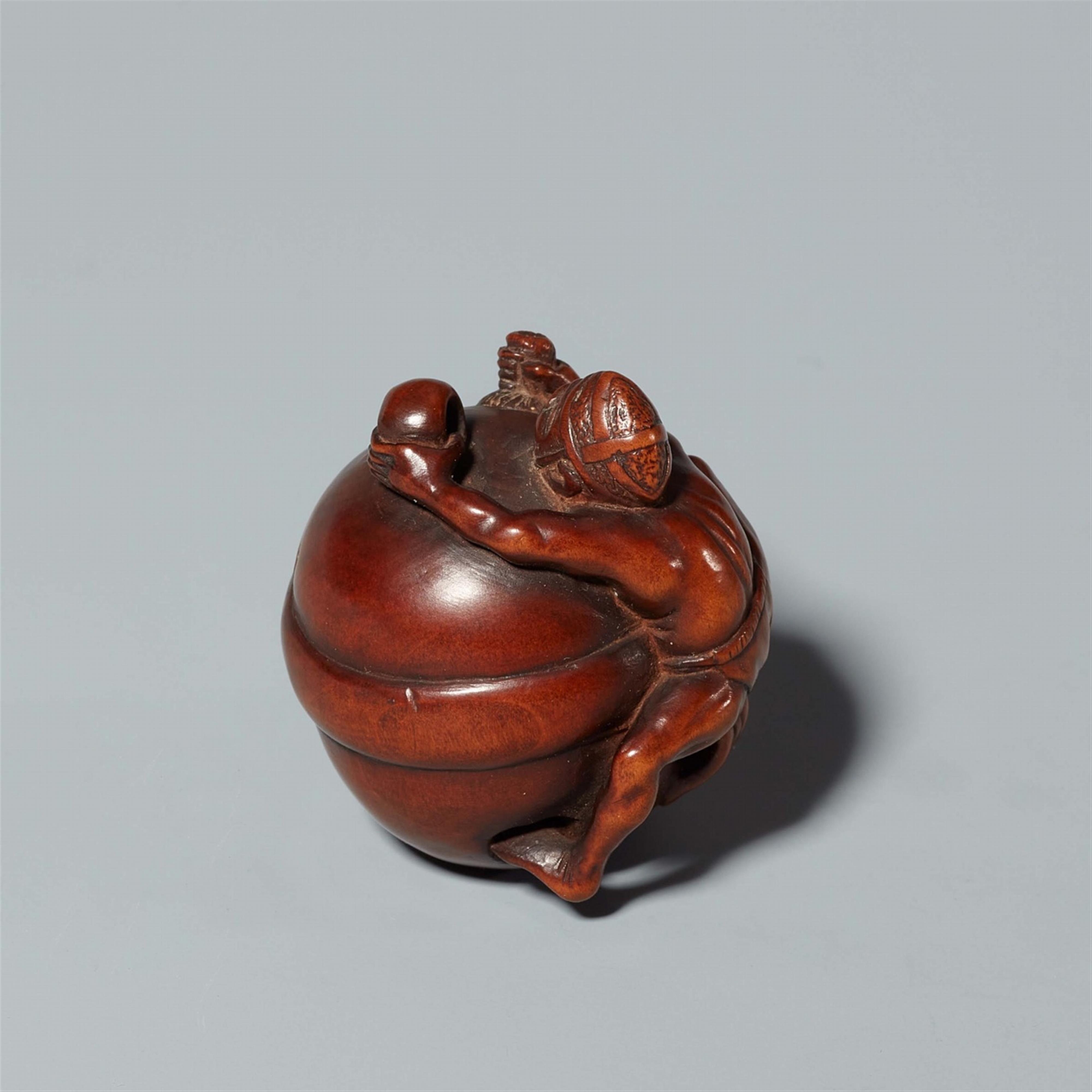A boxwood netsuke of a temple servant cleaning a bell, by Unboku. 18th/19th century - image-3