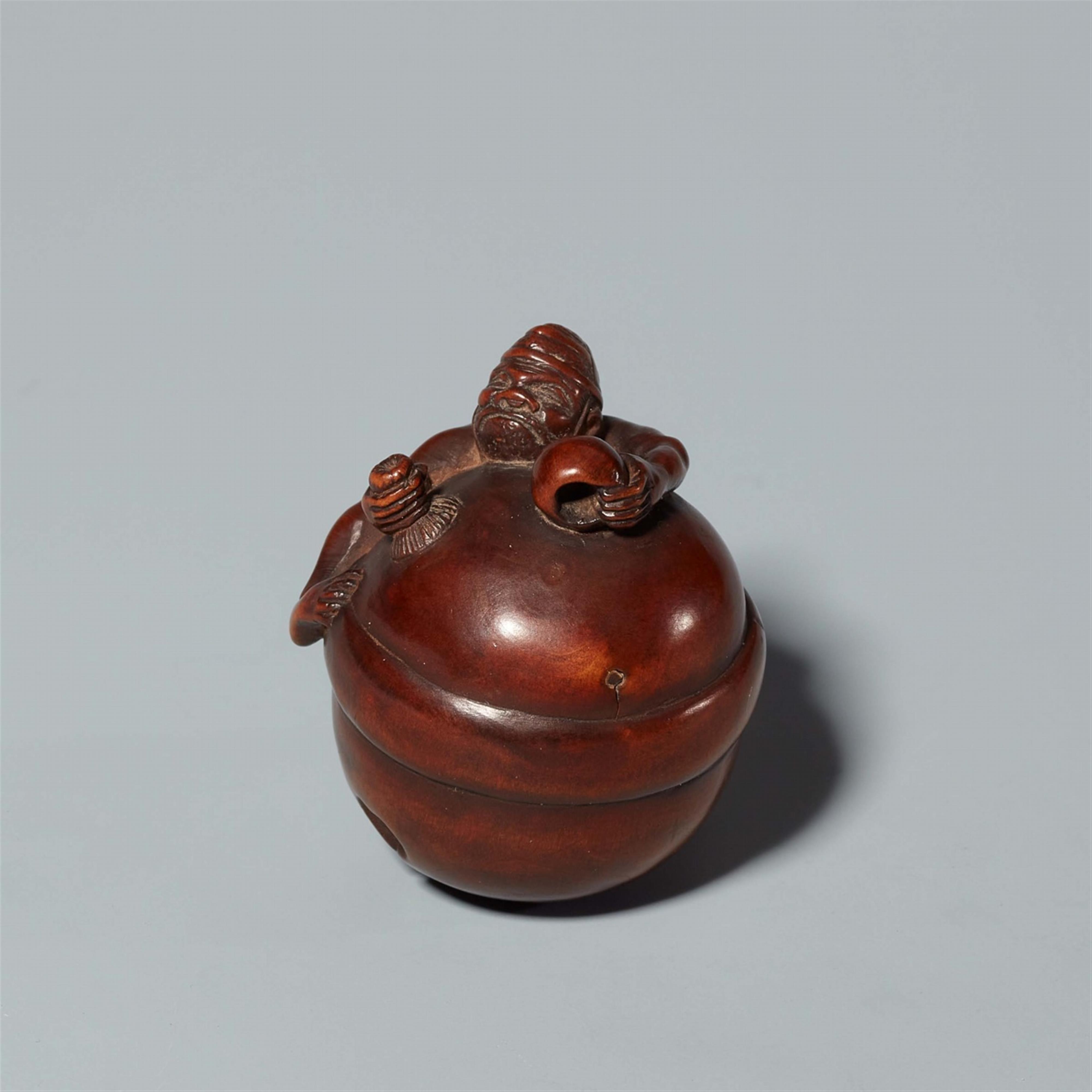 A boxwood netsuke of a temple servant cleaning a bell, by Unboku. 18th/19th century - image-4