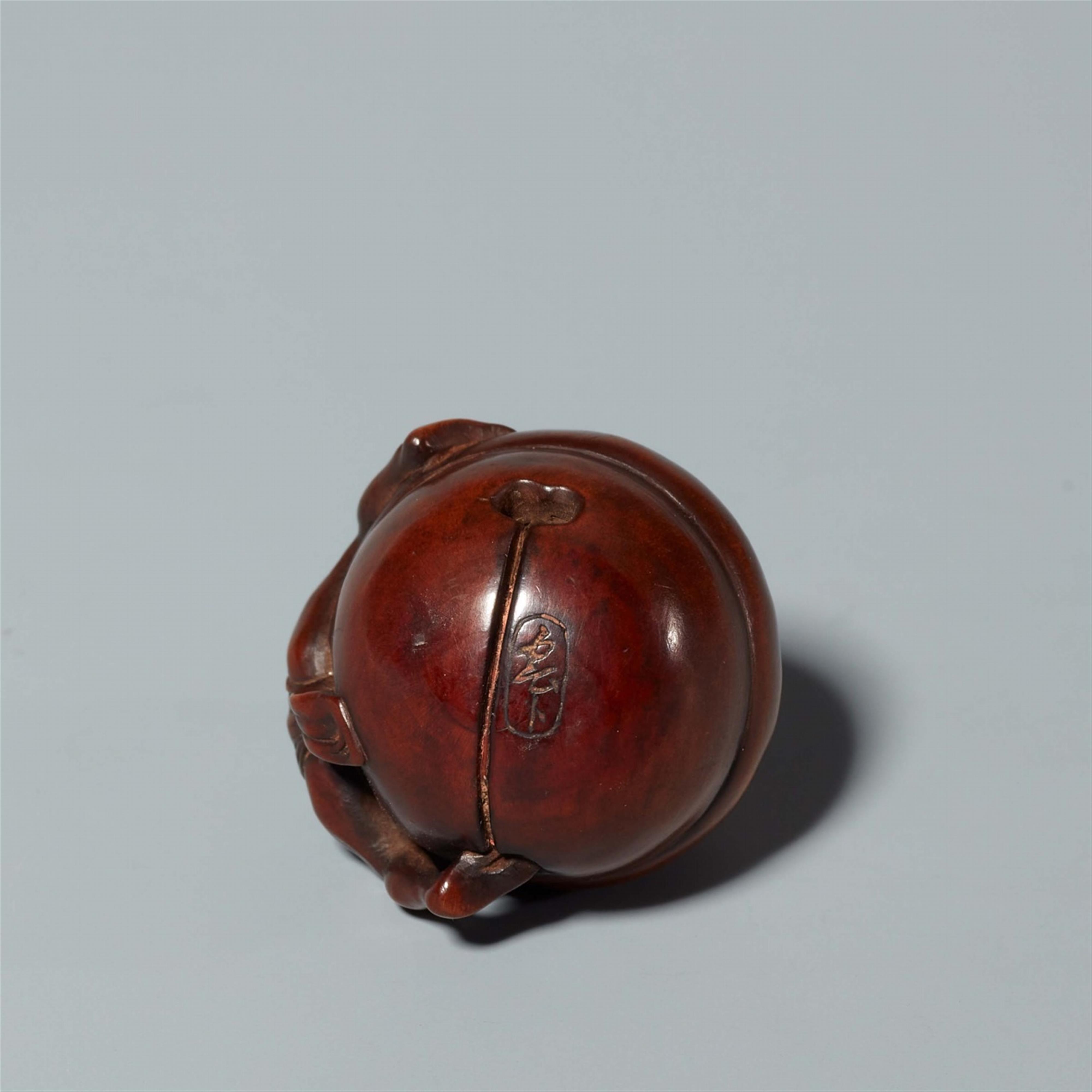 A boxwood netsuke of a temple servant cleaning a bell, by Unboku. 18th/19th century - image-5