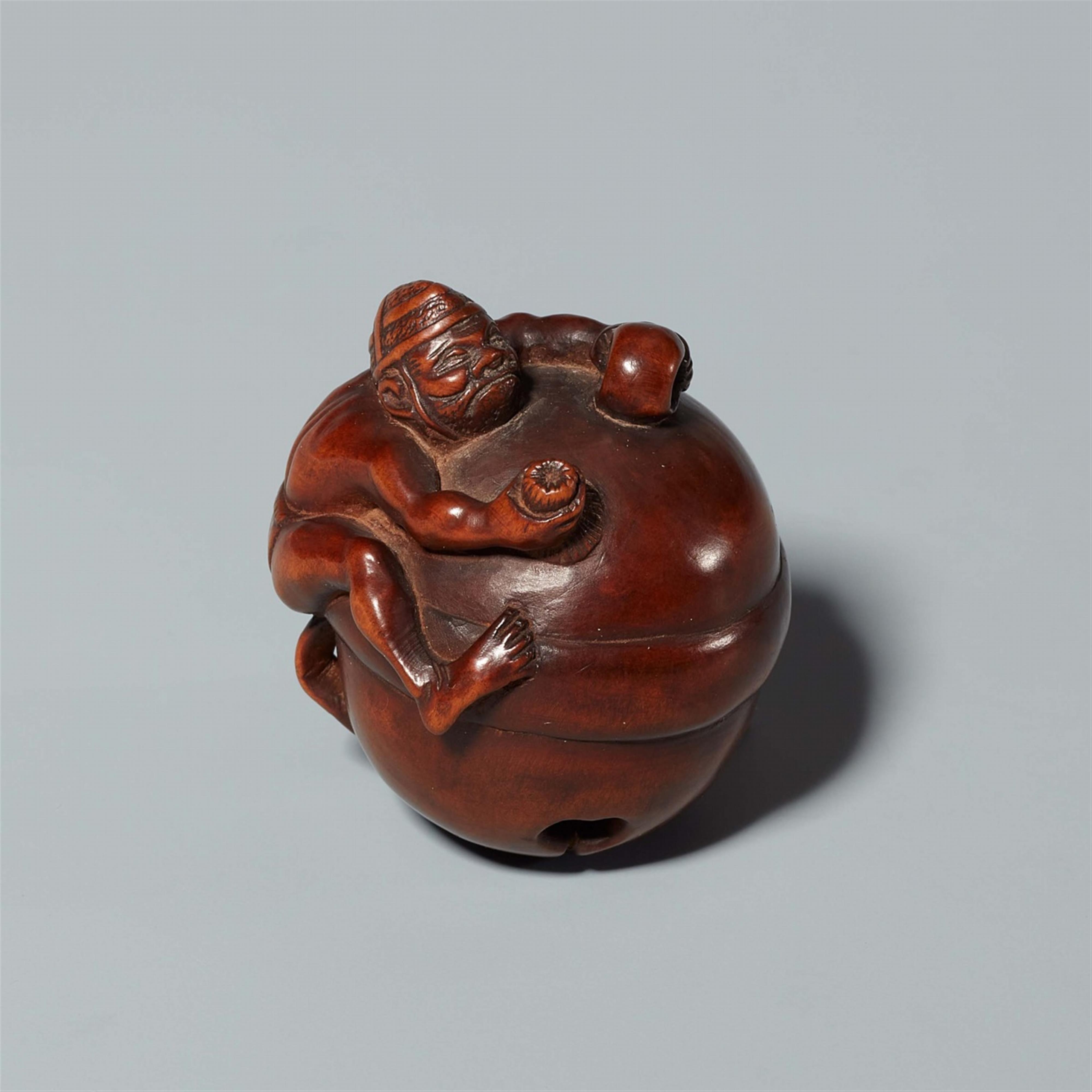 A boxwood netsuke of a temple servant cleaning a bell, by Unboku. 18th/19th century - image-1