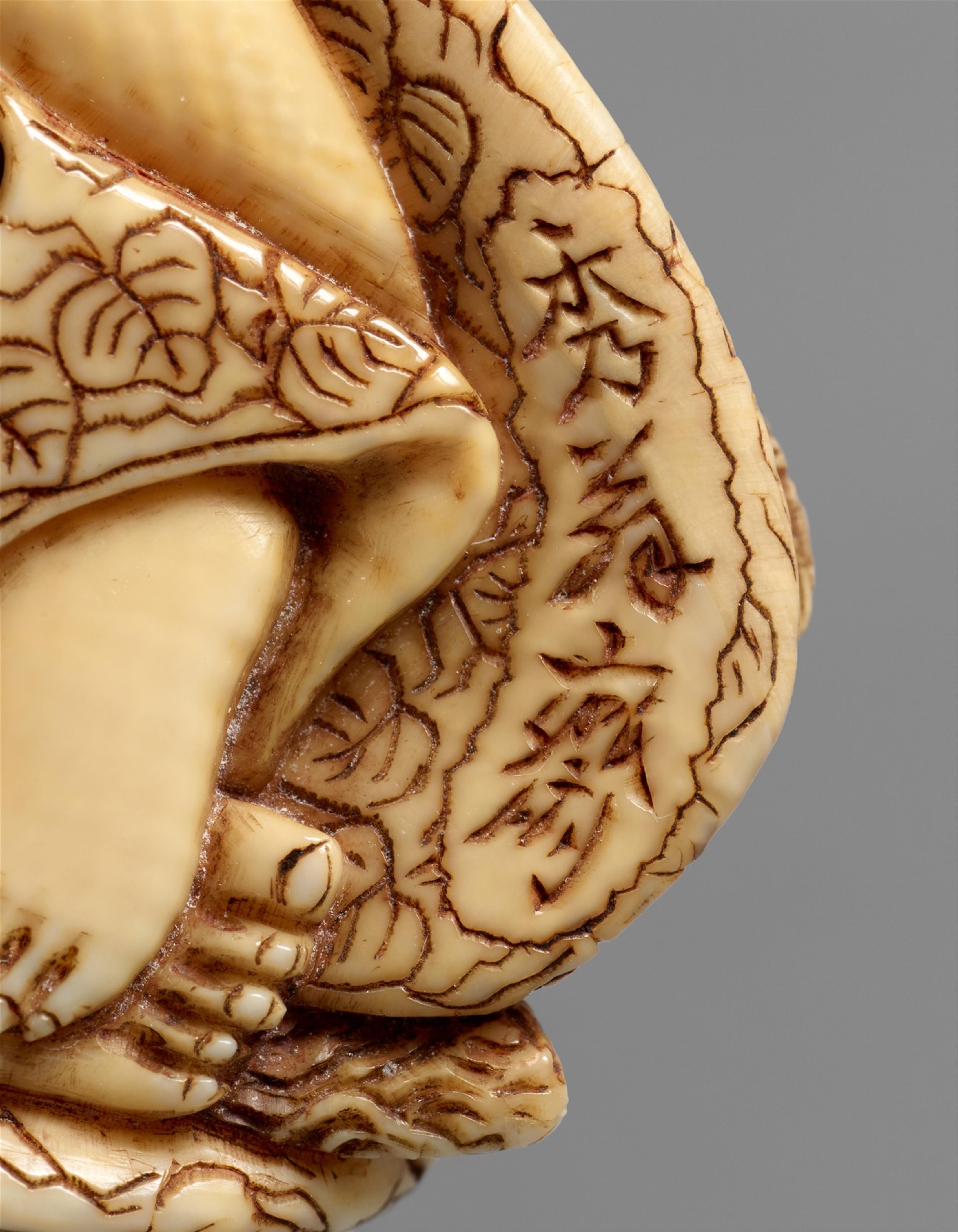 A Tokyo school ivory netsuke of Okame with a mask, by Hidechika. 19th century - image-3