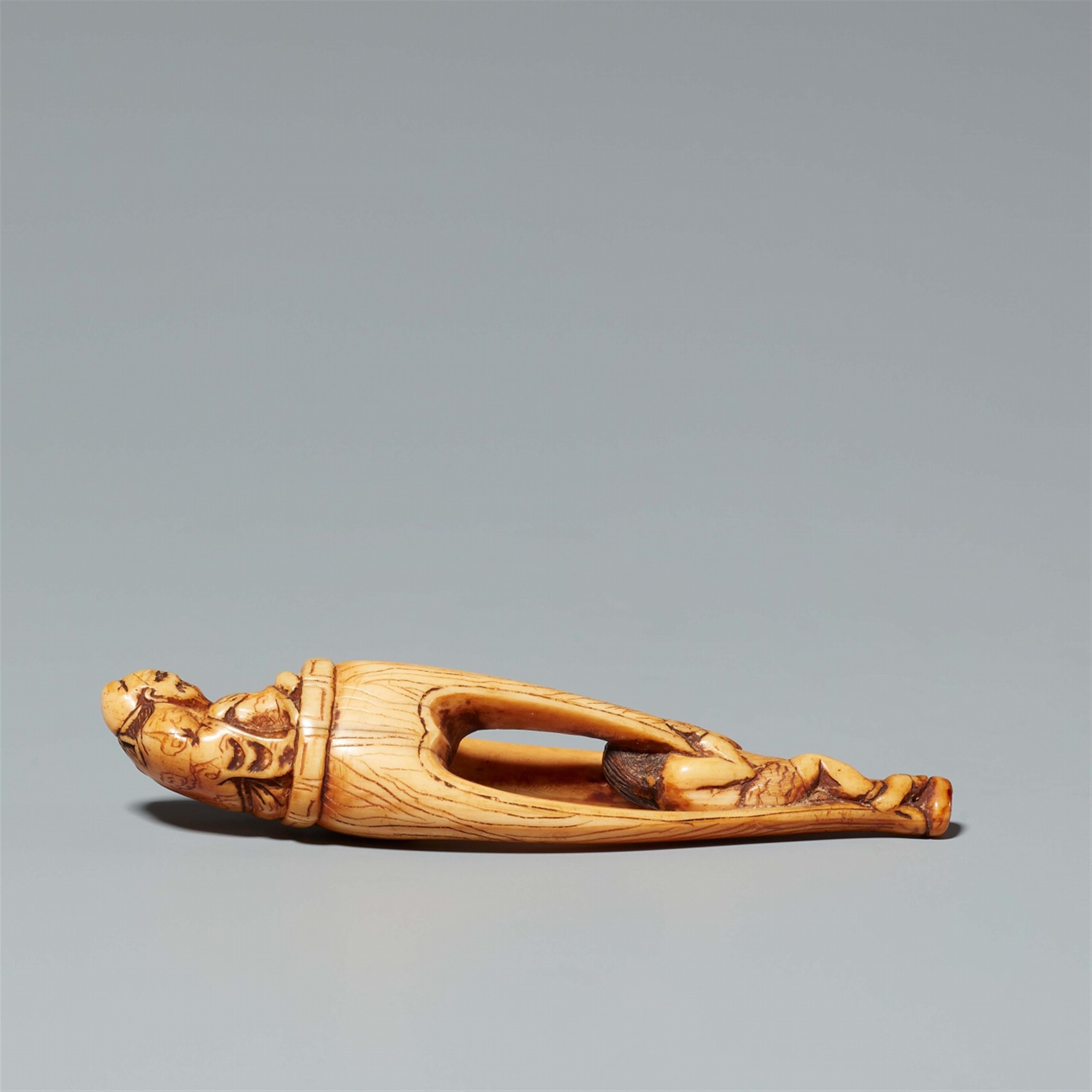 An ivory netsuke of Shoki on a high table with an oni. Around 1800 - image-3