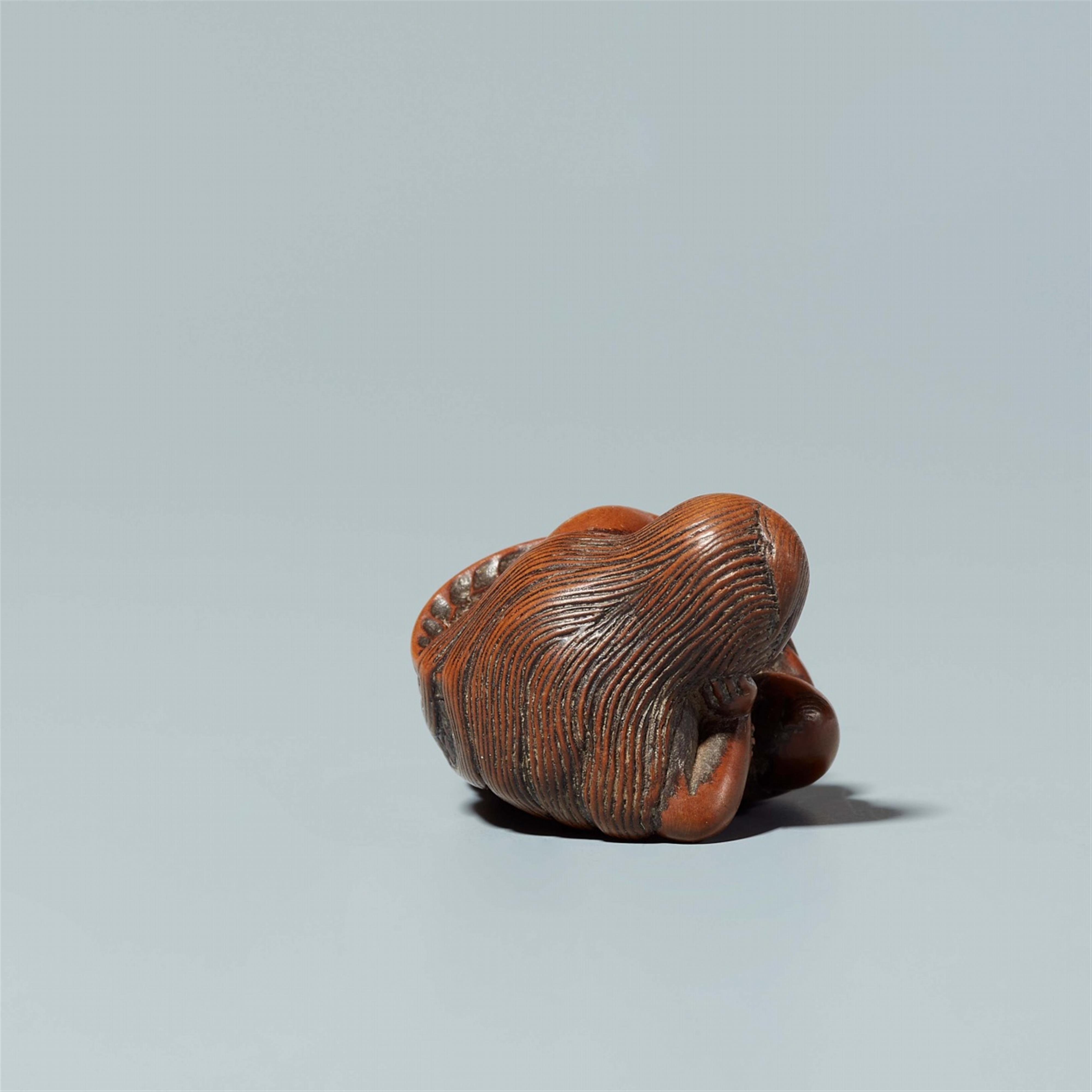 A boxwood netsuke of a mermaid with a child. Early 19th century - image-3