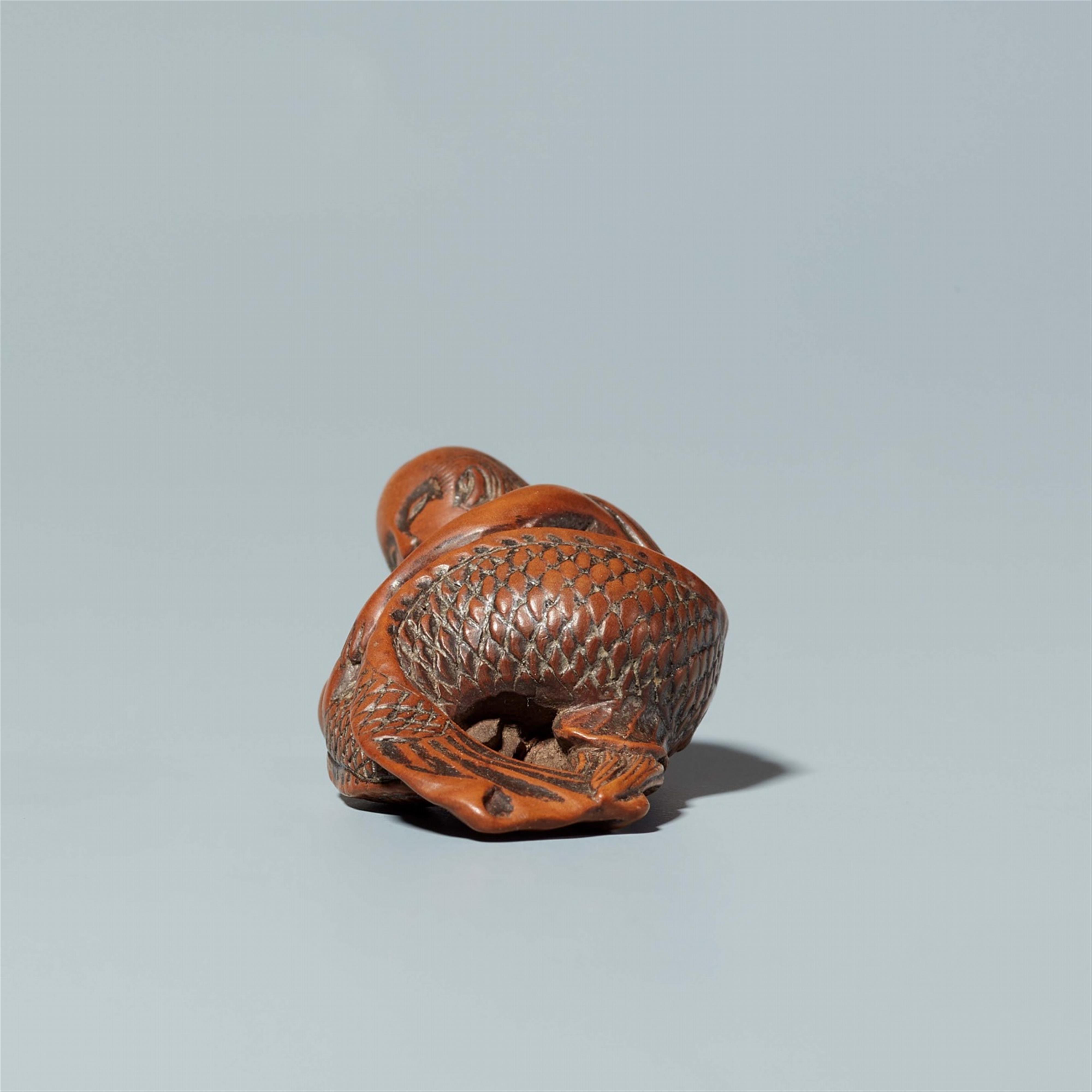 A boxwood netsuke of a mermaid with a child. Early 19th century - image-4