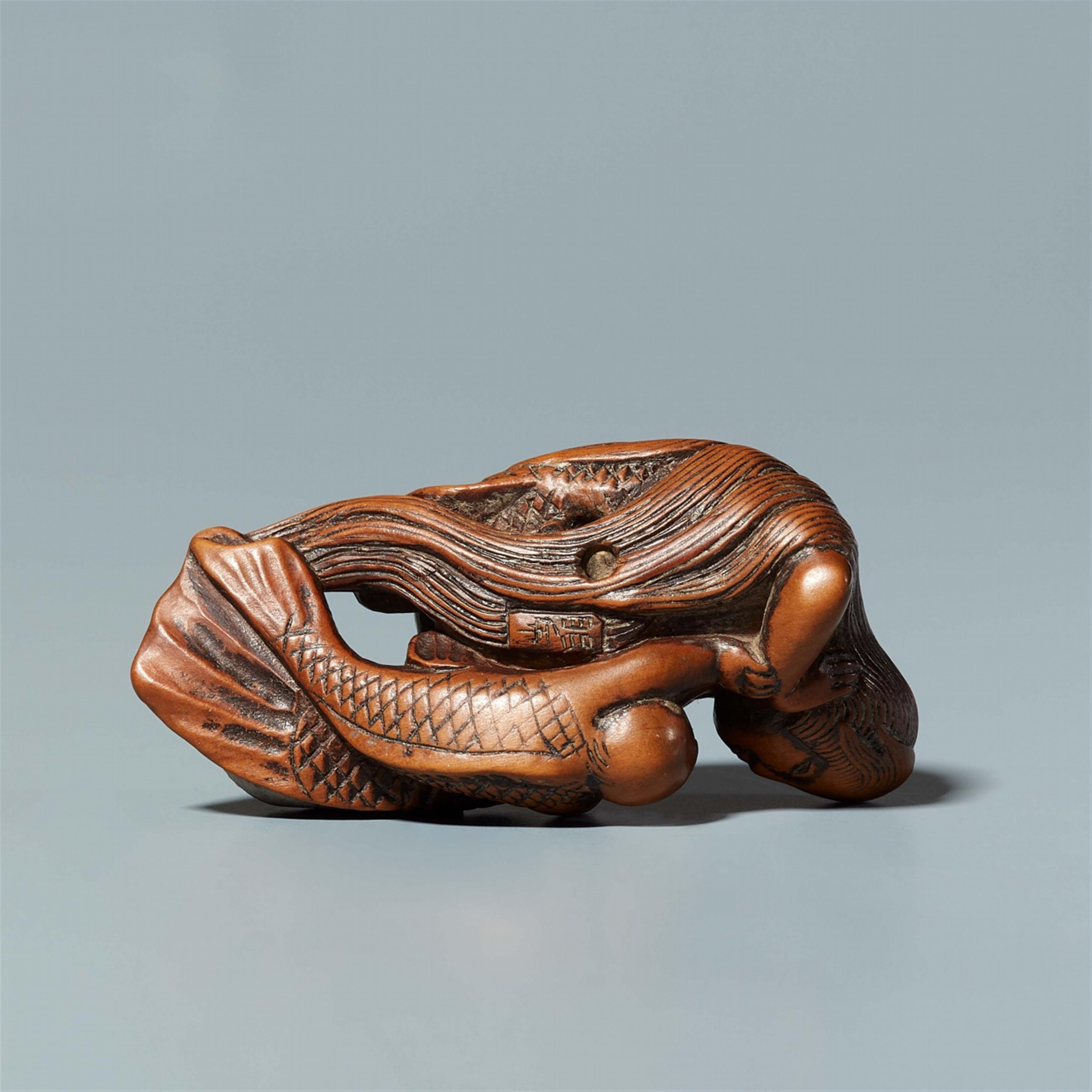 A boxwood netsuke of a mermaid with a child. Early 19th century - image-5