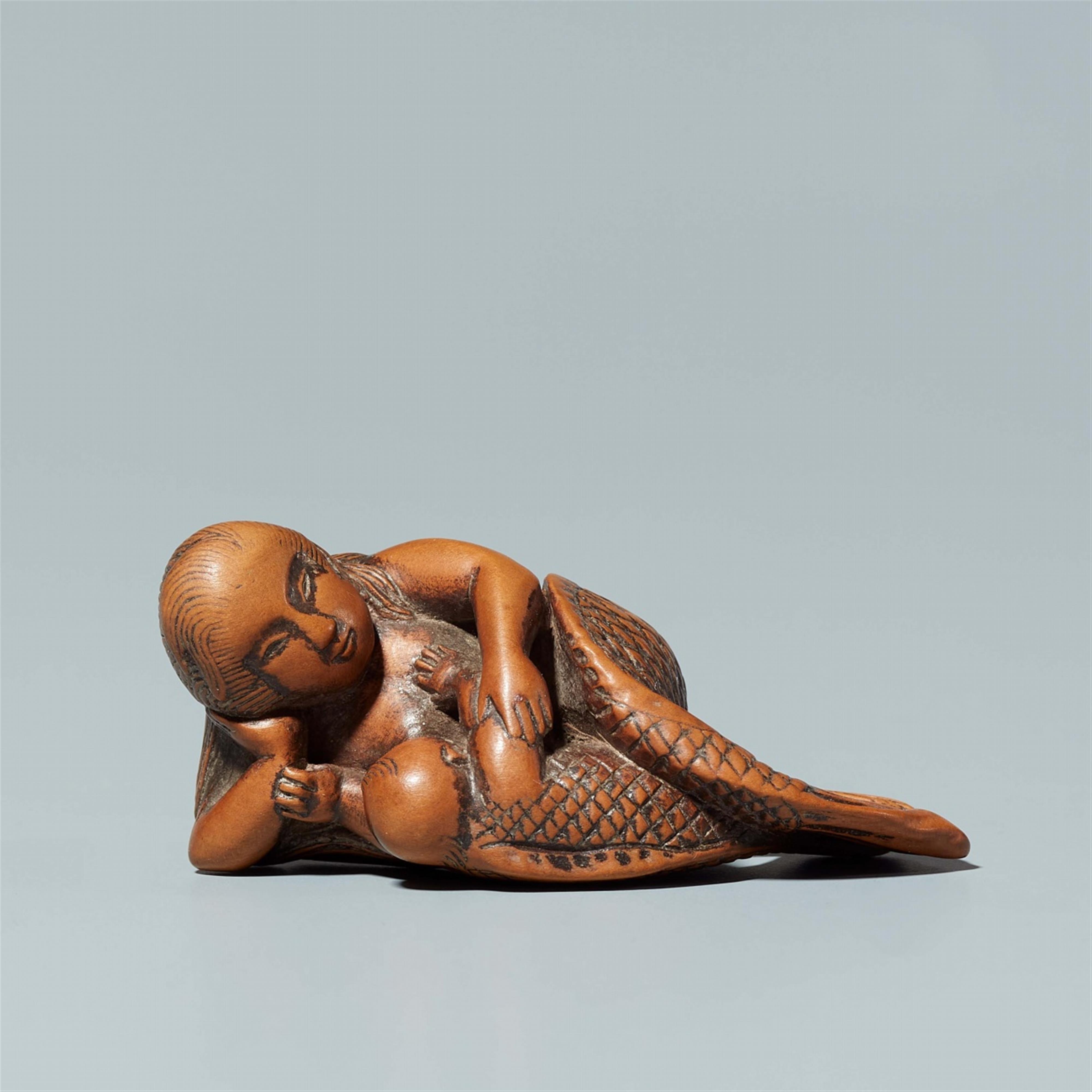 A boxwood netsuke of a mermaid with a child. Early 19th century - image-1