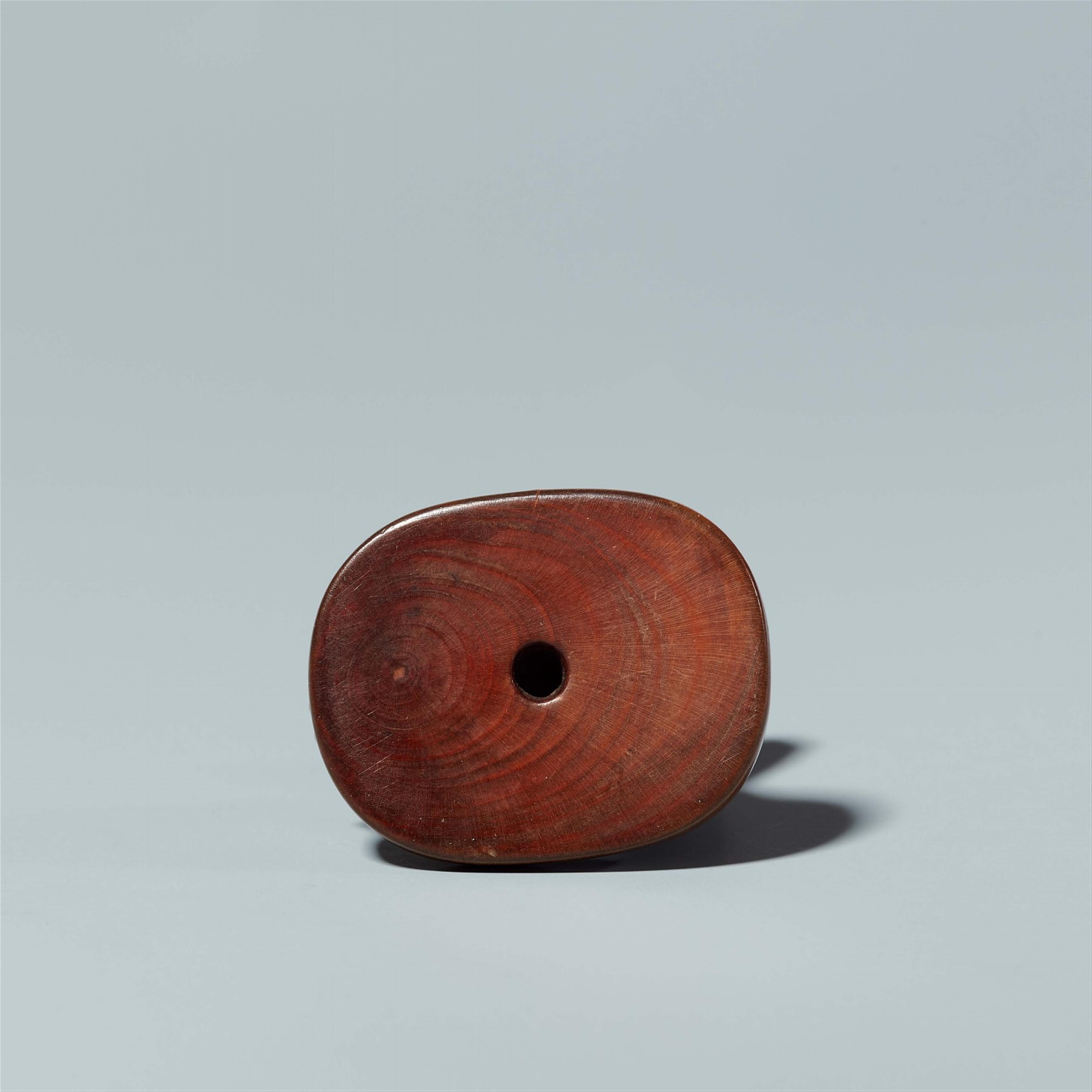 A boxwood netsuke of a hakutaku. Second half 19th century - image-5