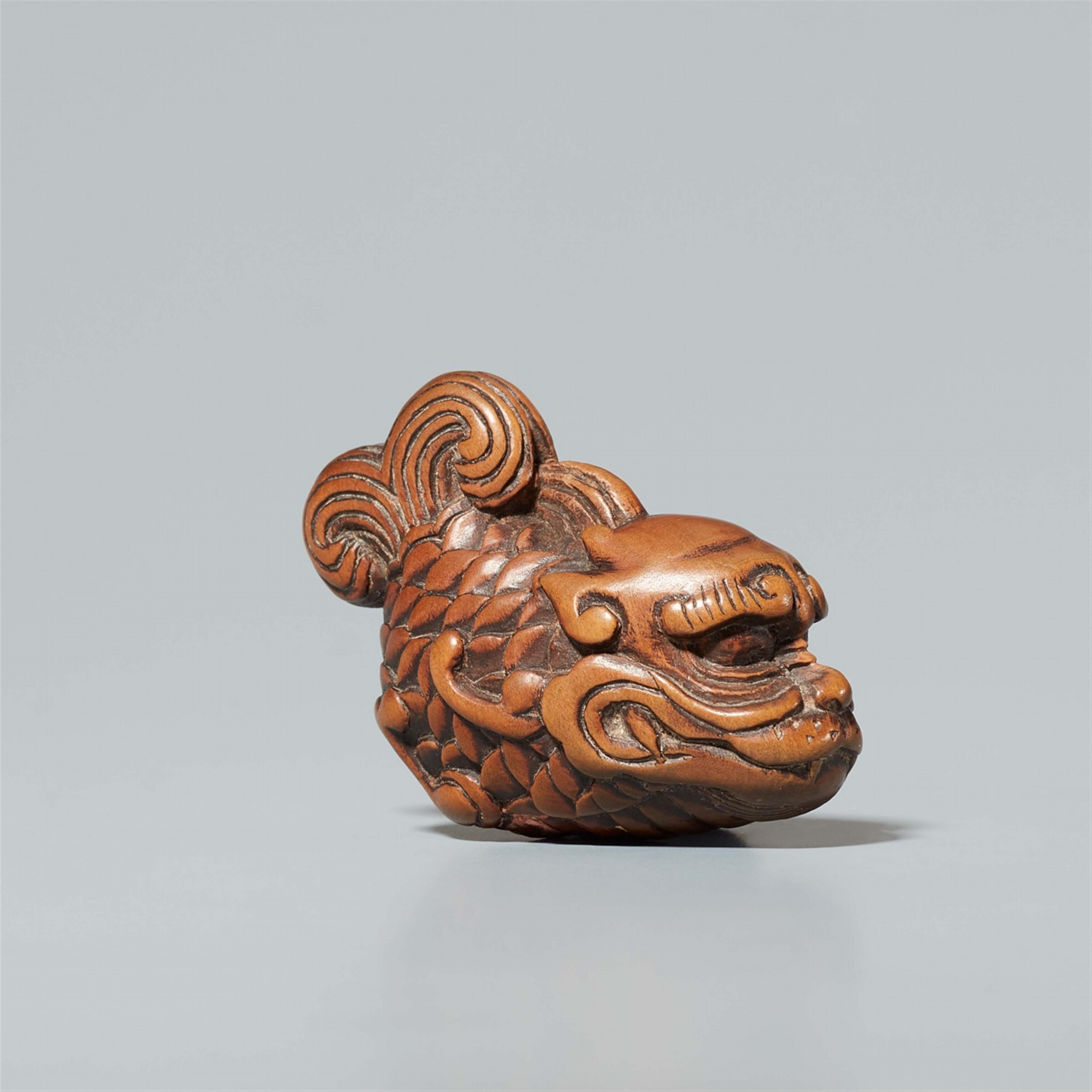 A wood netsuke of a makatsugyo. Early 19th century - image-1