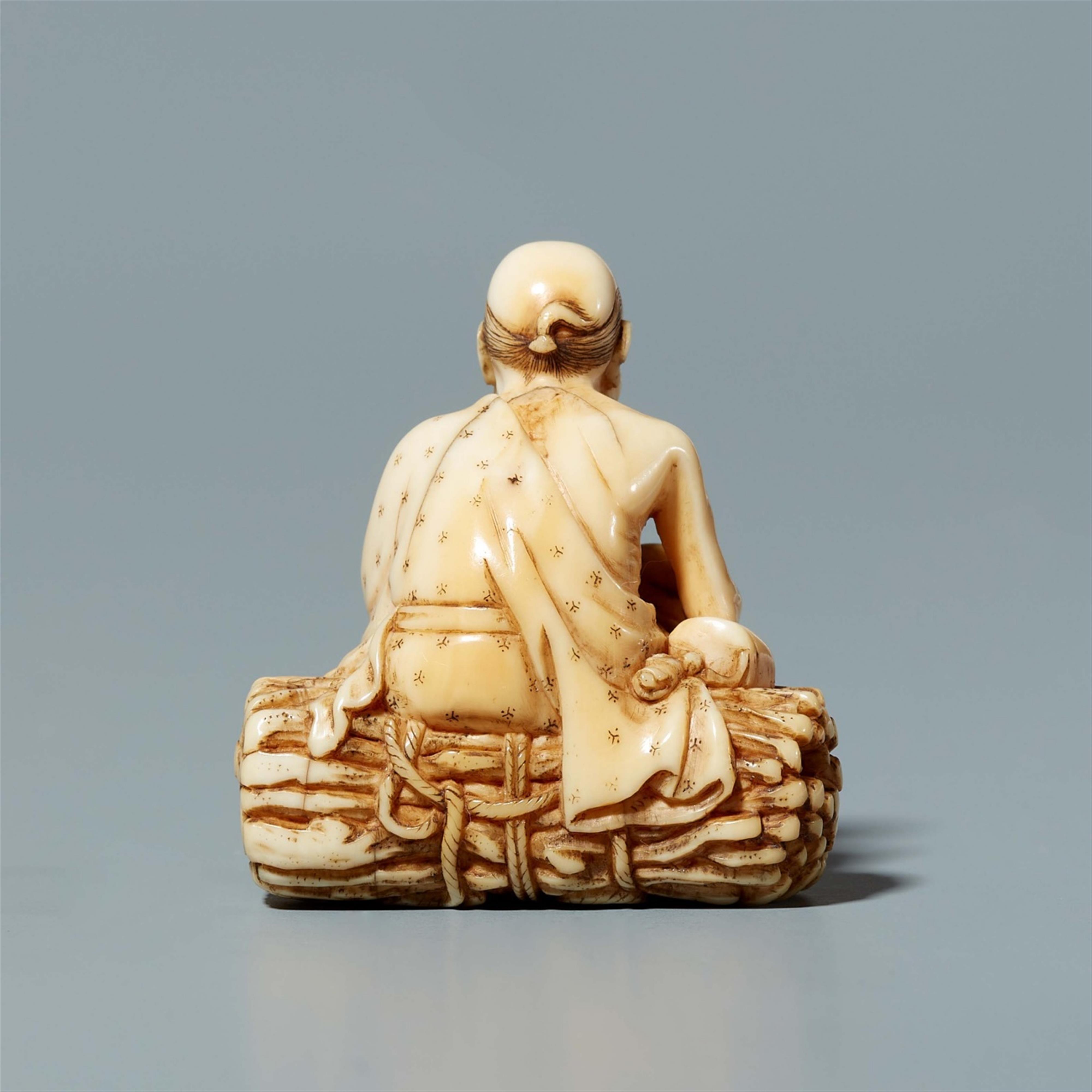 An ivory netsuke of a farmer seated on a bundle, by Ikkosai. Second half 19th century - image-3