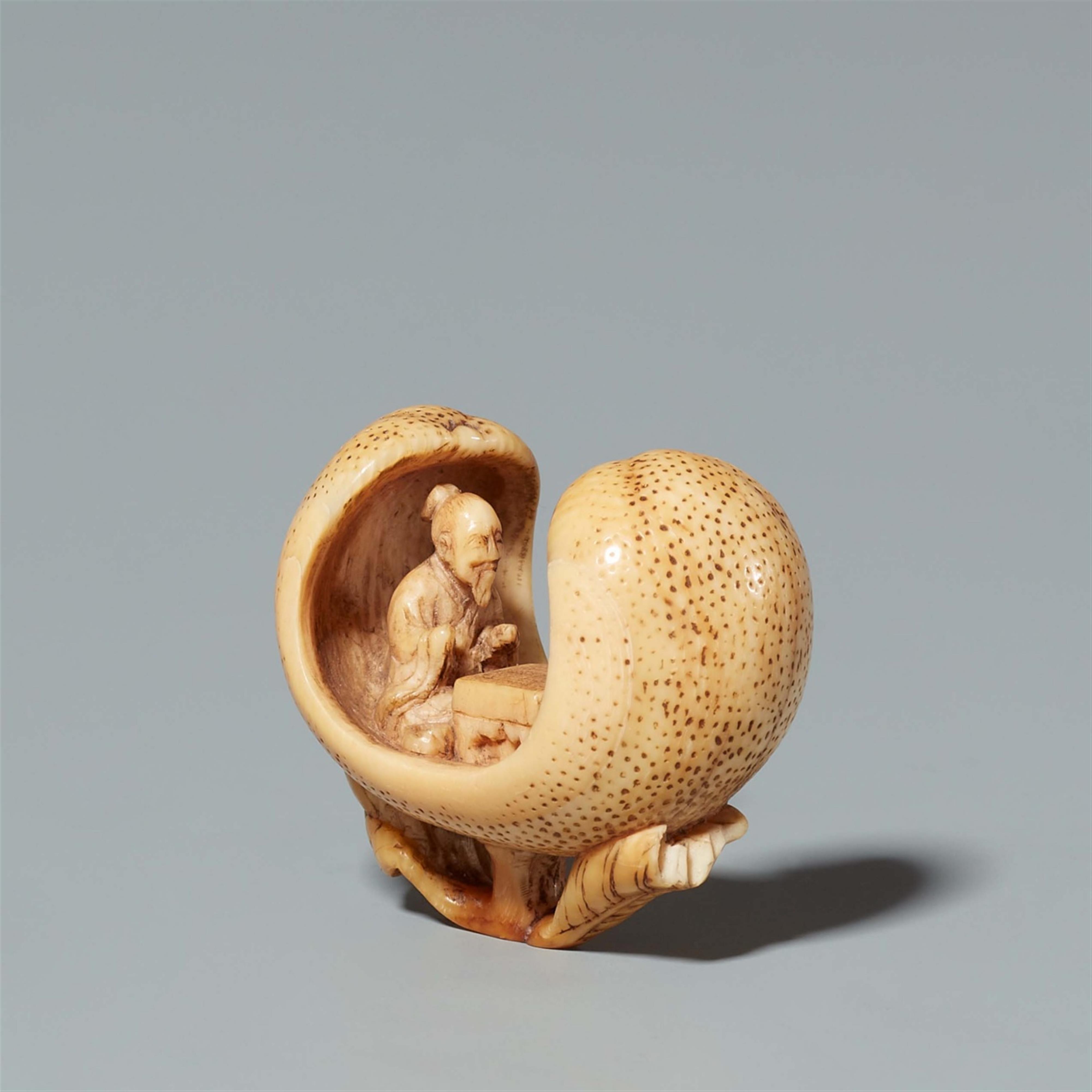 An ivory netsuke of go players in a peach. First half 19th century - image-3