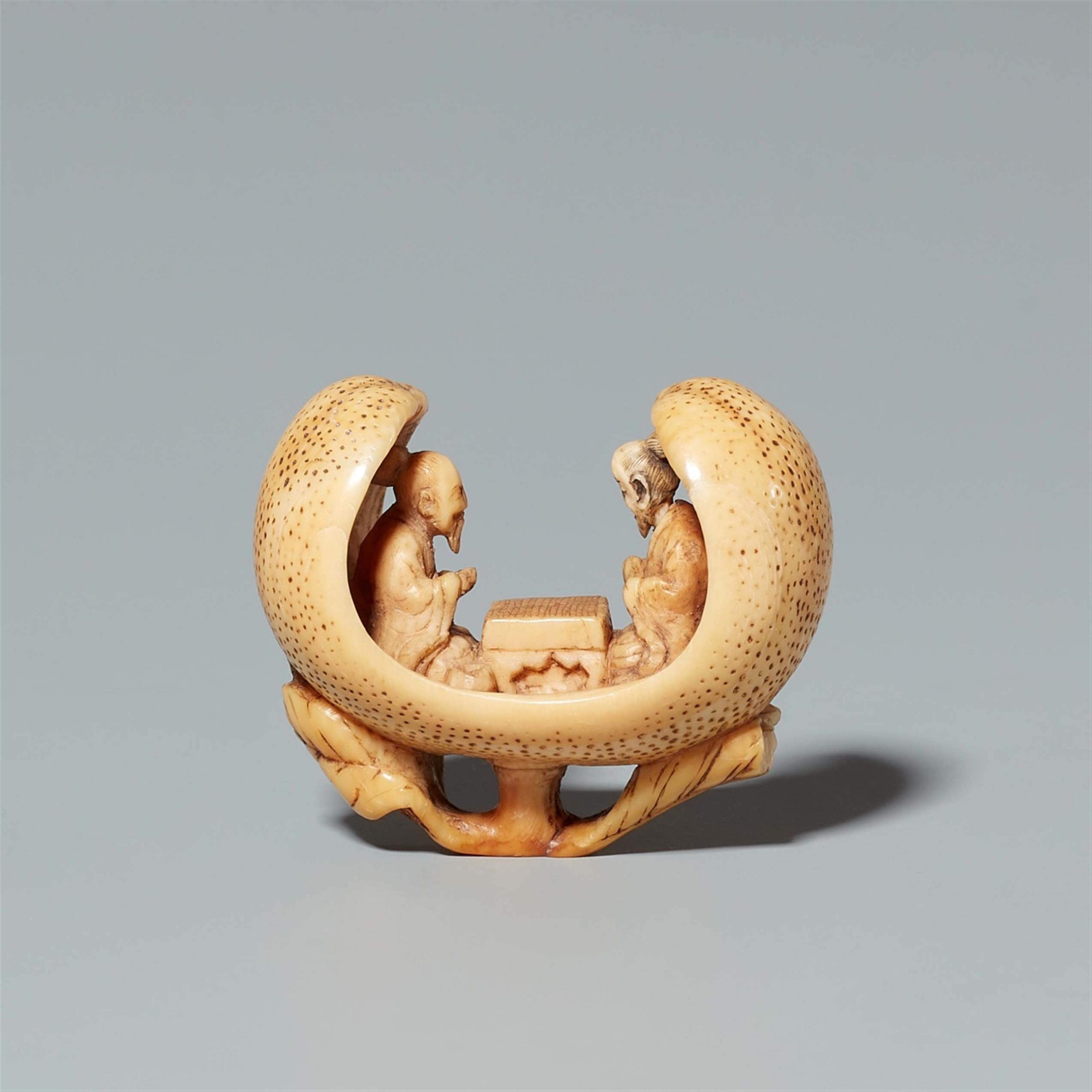 An ivory netsuke of go players in a peach. First half 19th century - image-4