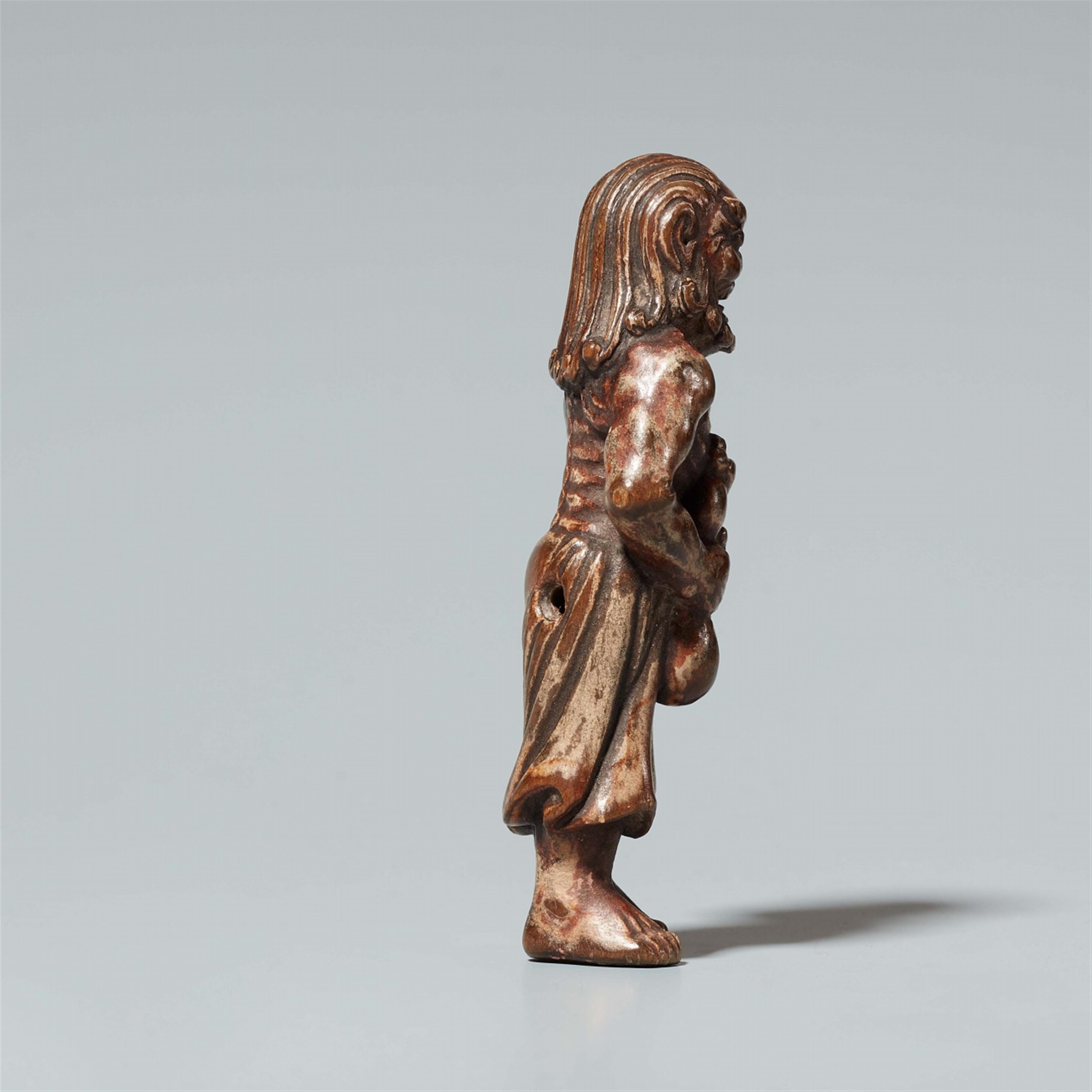 A Shûzan-style wood and lacquer netsuke of a standing fisherman. 18th century - image-2