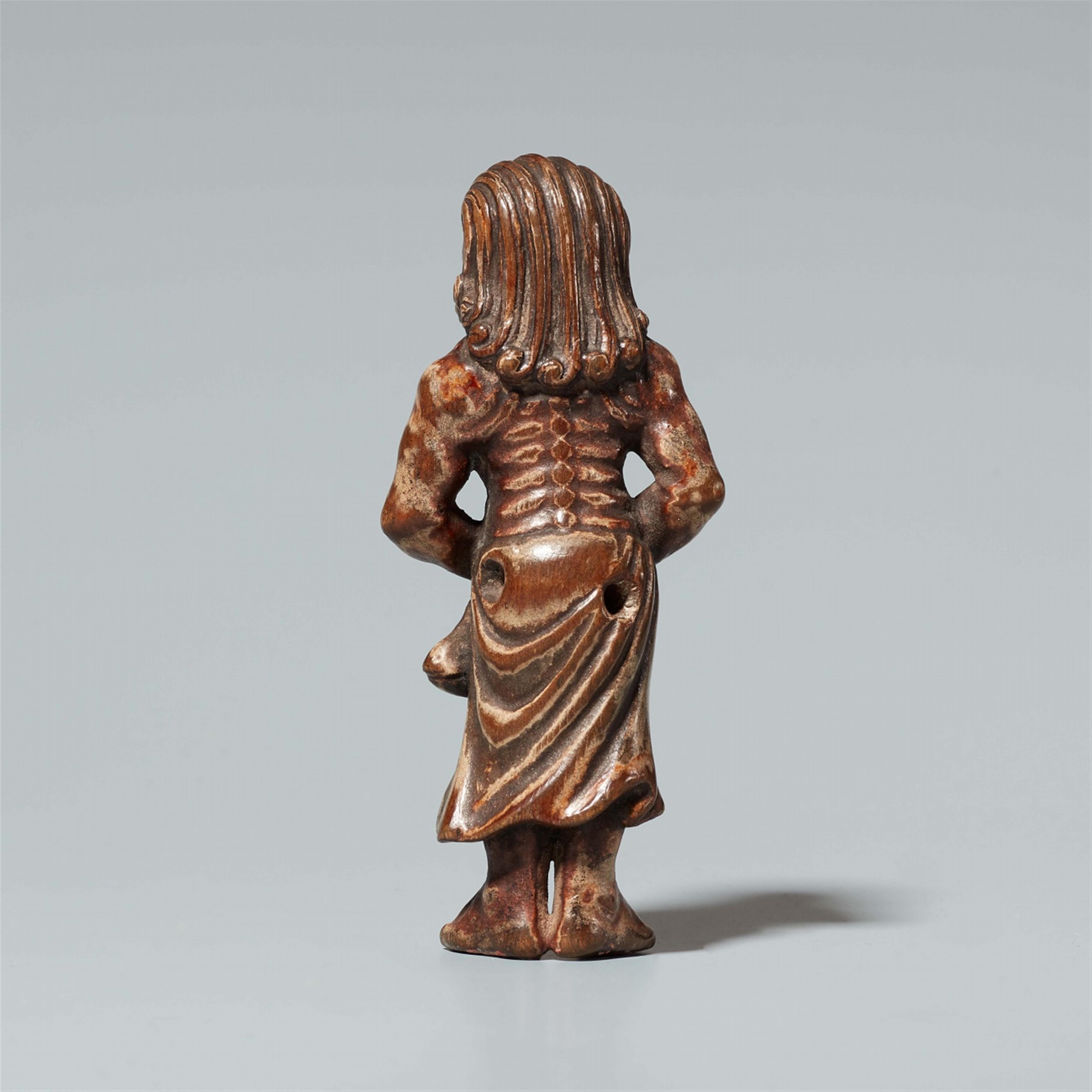 A Shûzan-style wood and lacquer netsuke of a standing fisherman. 18th century - image-3