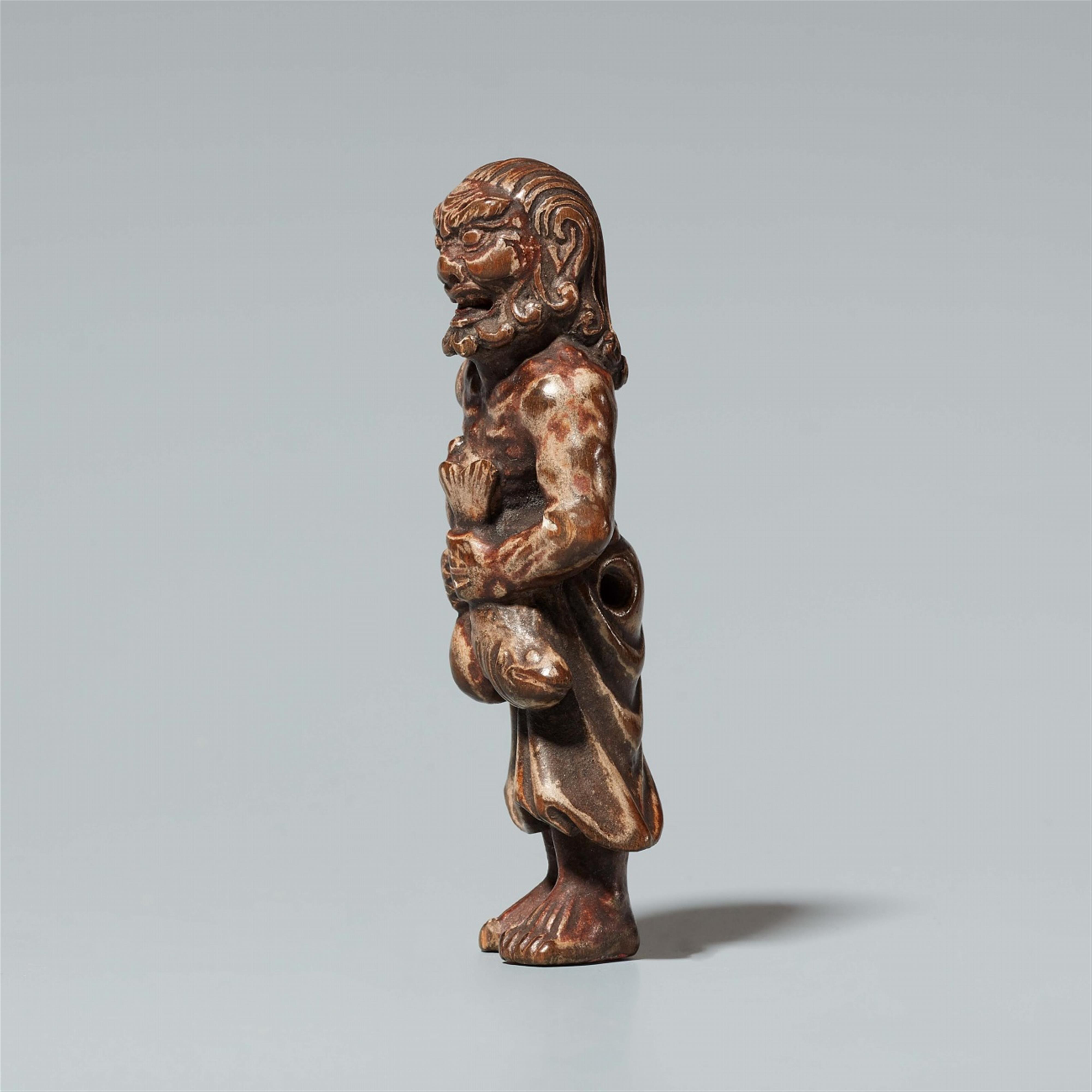 A Shûzan-style wood and lacquer netsuke of a standing fisherman. 18th century - image-4