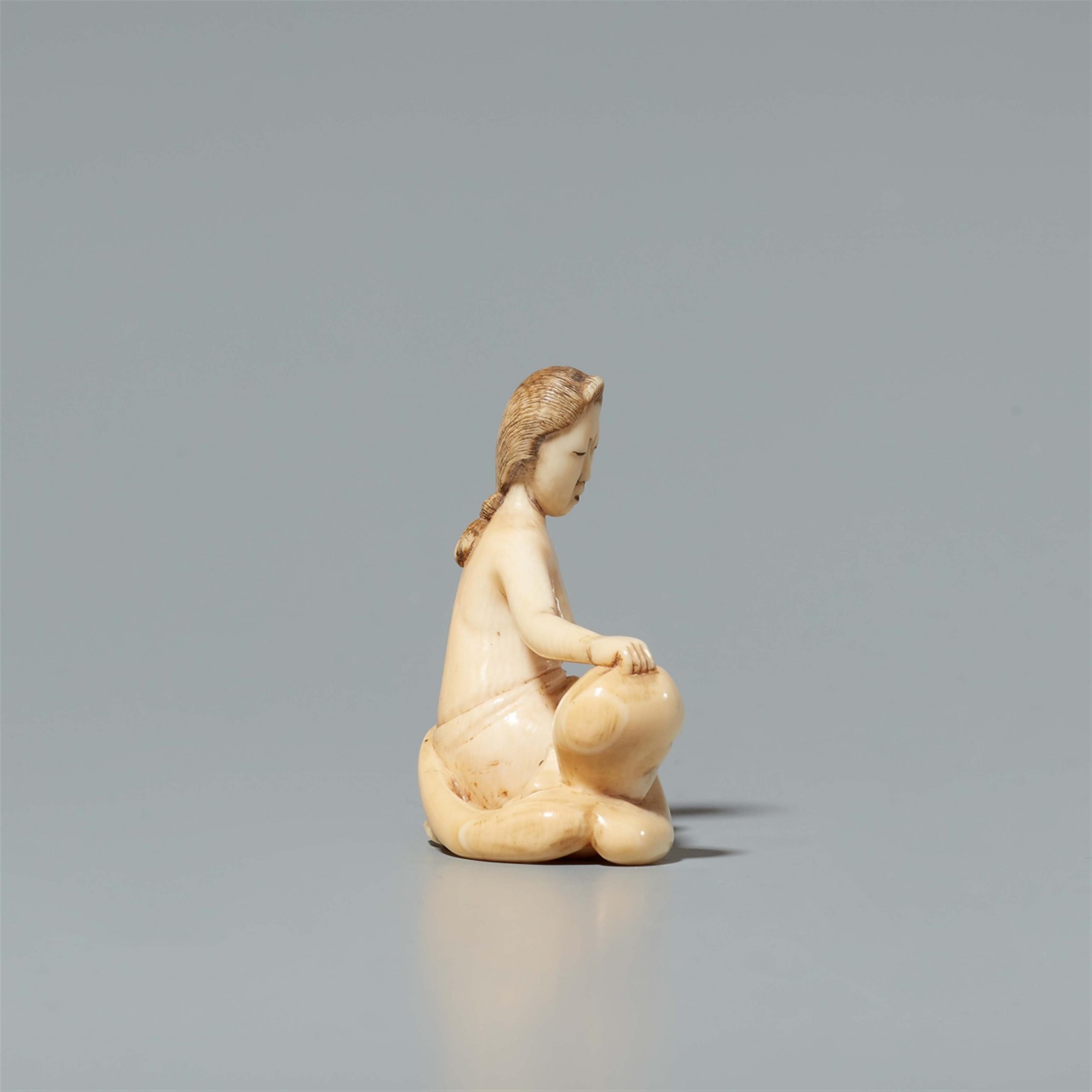 An ivory netsuke of a fishing girl with an octopus. Late 19th century - image-2