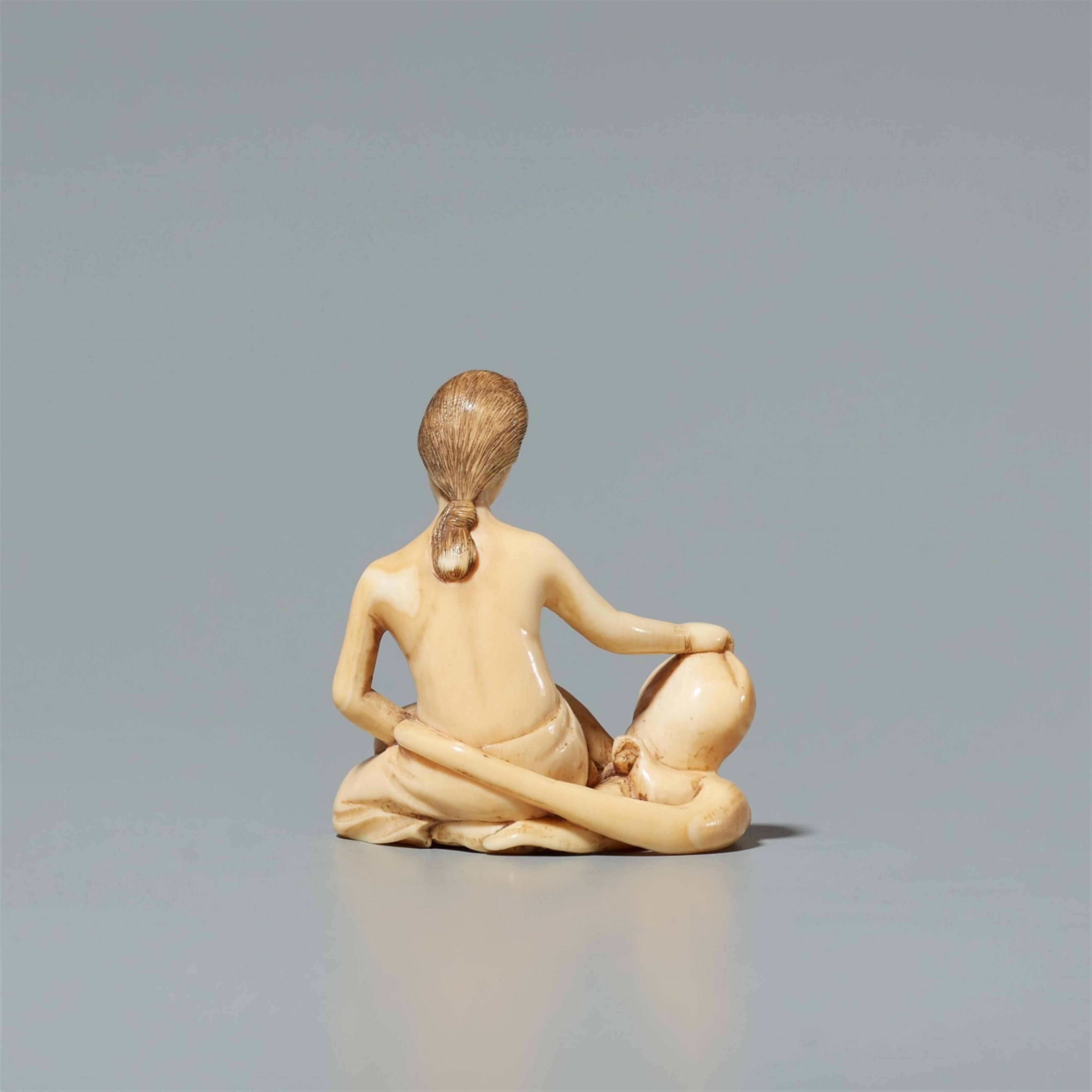An ivory netsuke of a fishing girl with an octopus. Late 19th century - image-3