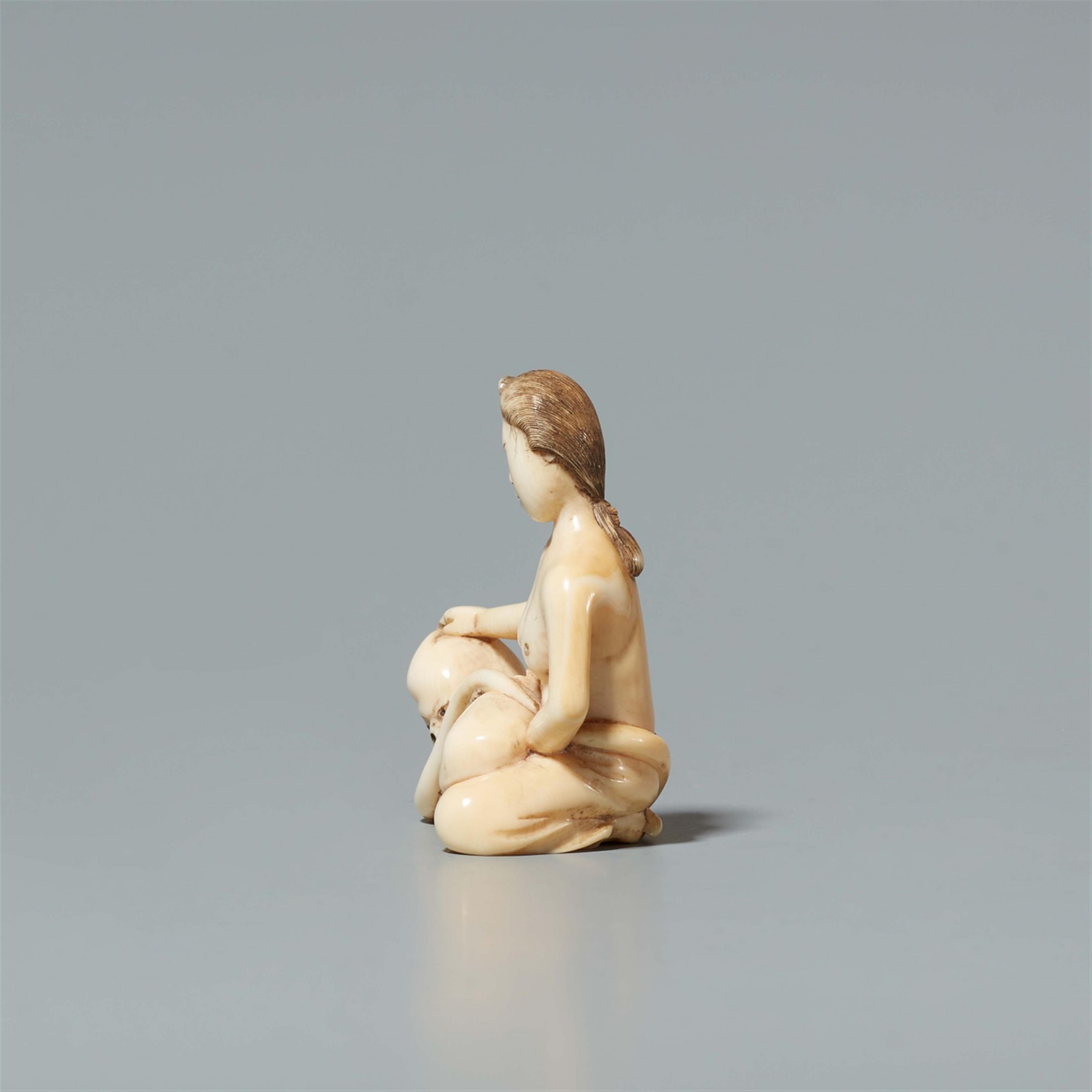 An ivory netsuke of a fishing girl with an octopus. Late 19th century - image-4
