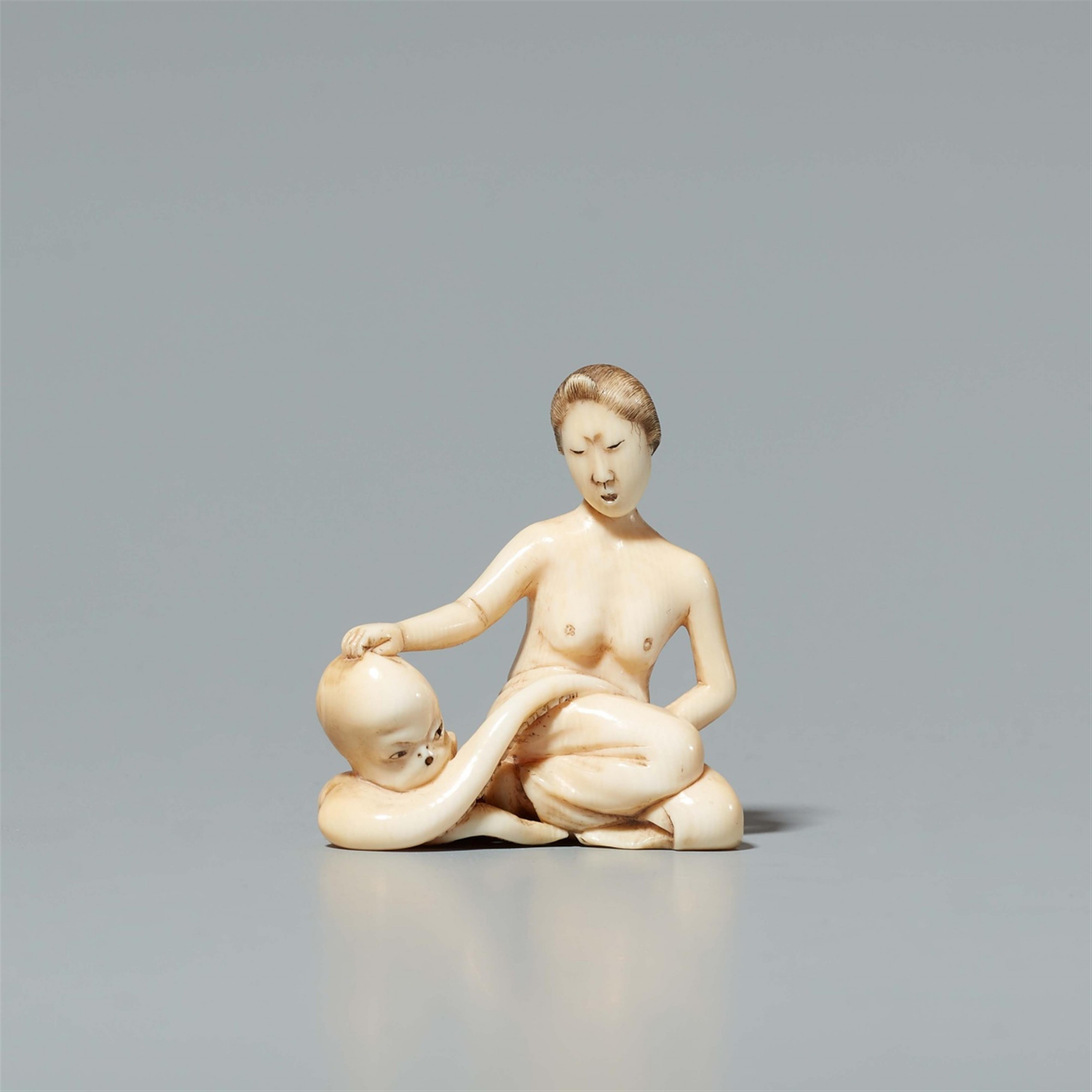 An ivory netsuke of a fishing girl with an octopus. Late 19th century - image-1