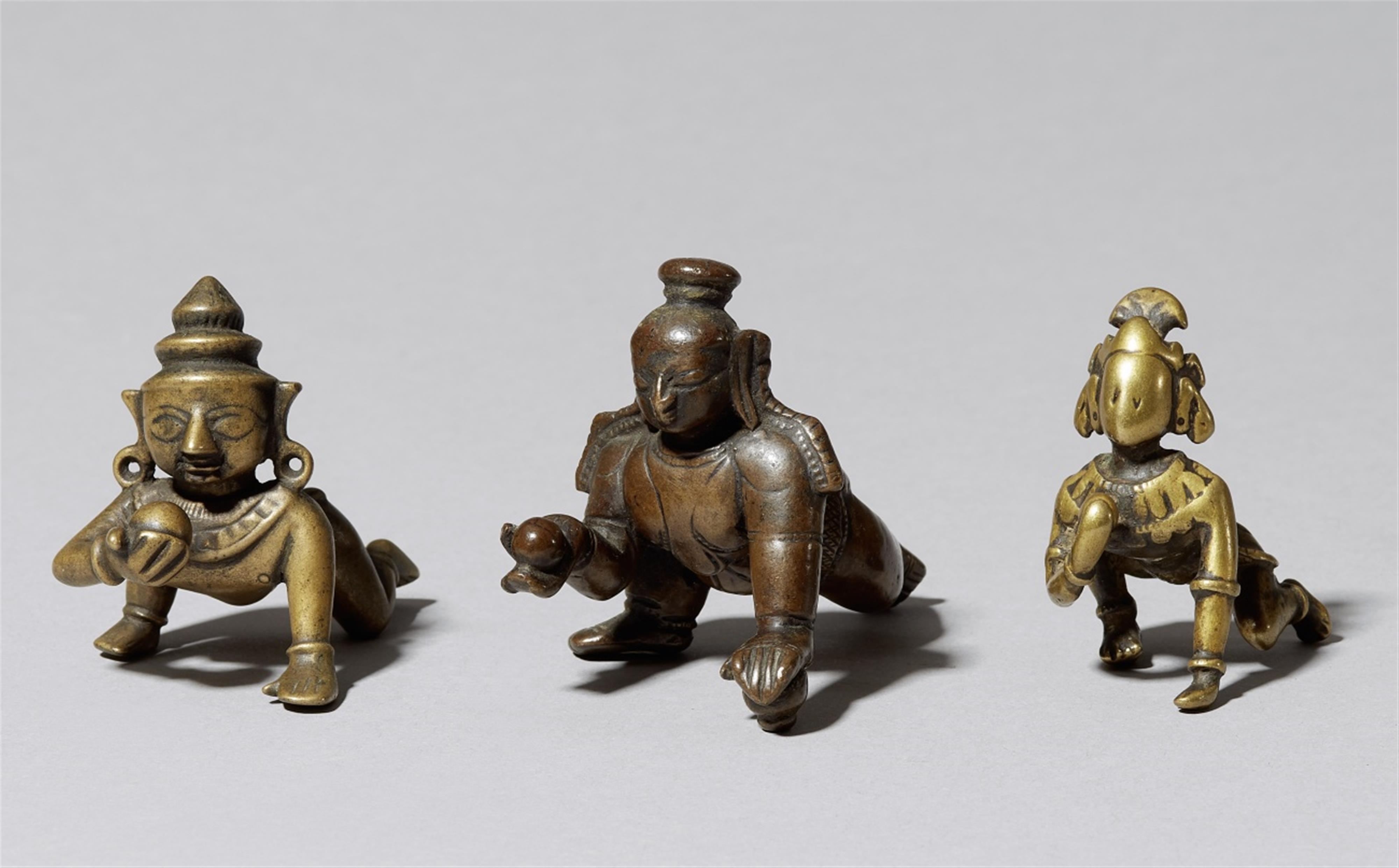 Drei Figuren des Bala-Krishna. Kupferlegierung und Gelbguss. Zentral- und Südindien - image-1