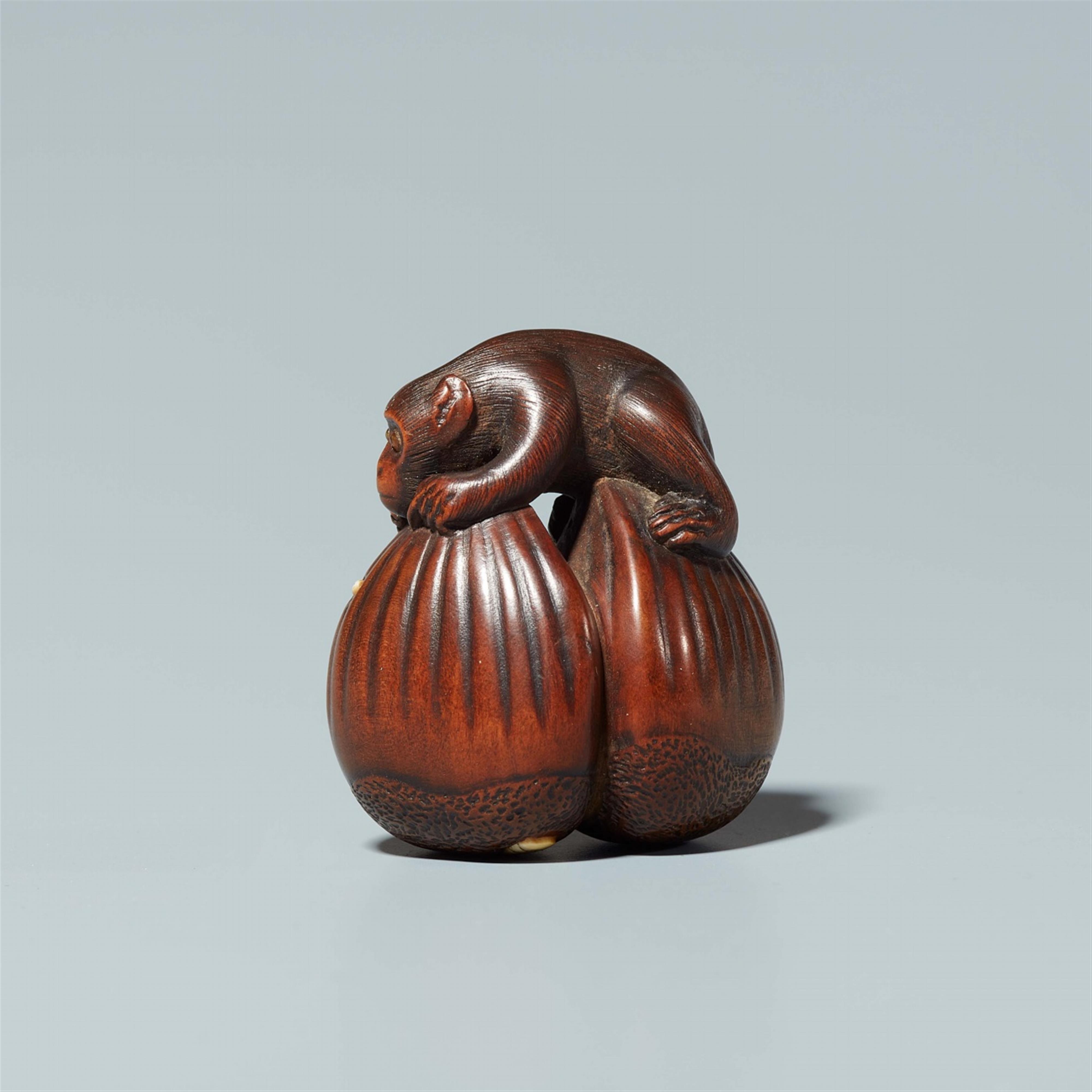 A boxwood and ivory netsuke of a monkey with a worm. Mid-19th century - image-2