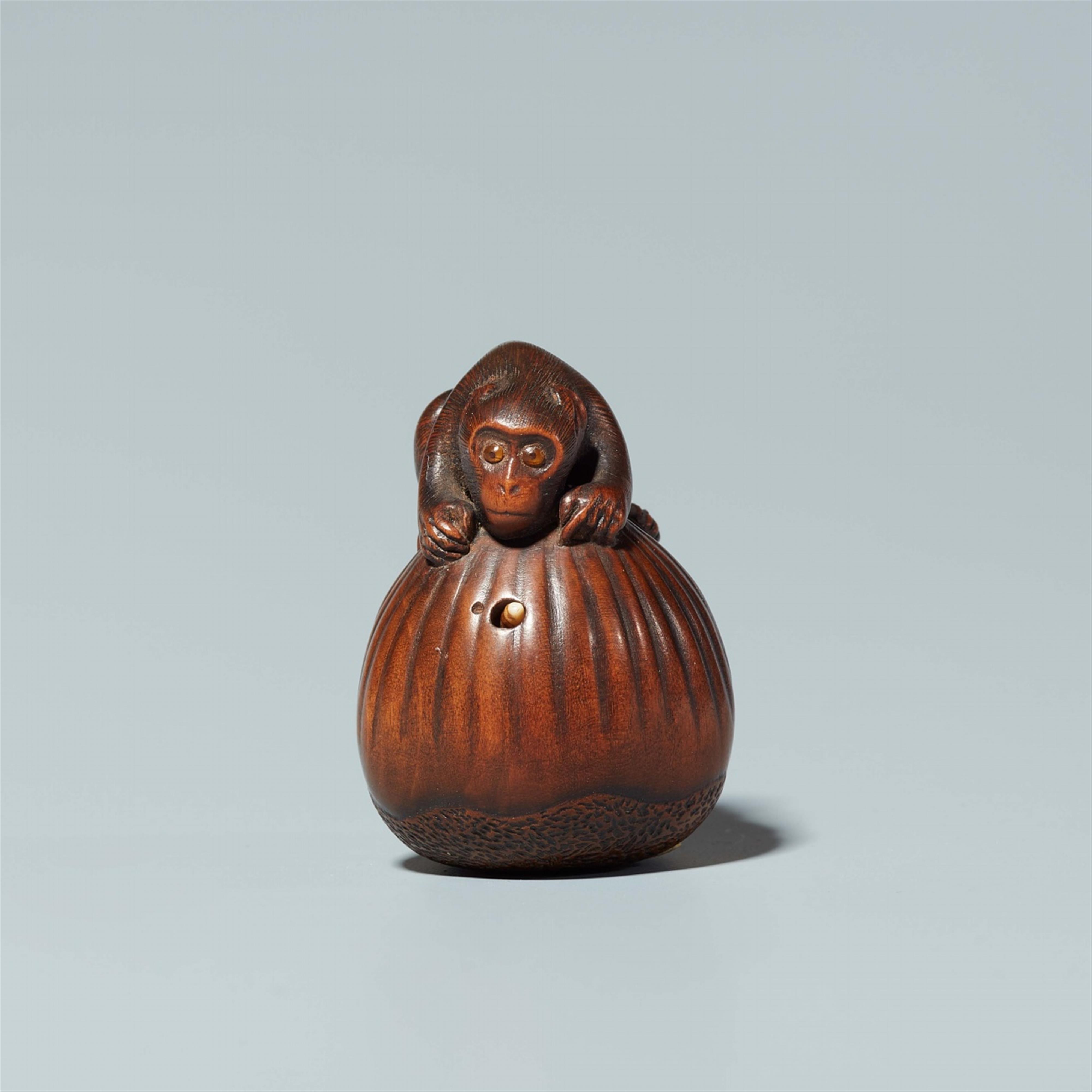 A boxwood and ivory netsuke of a monkey with a worm. Mid-19th century - image-3