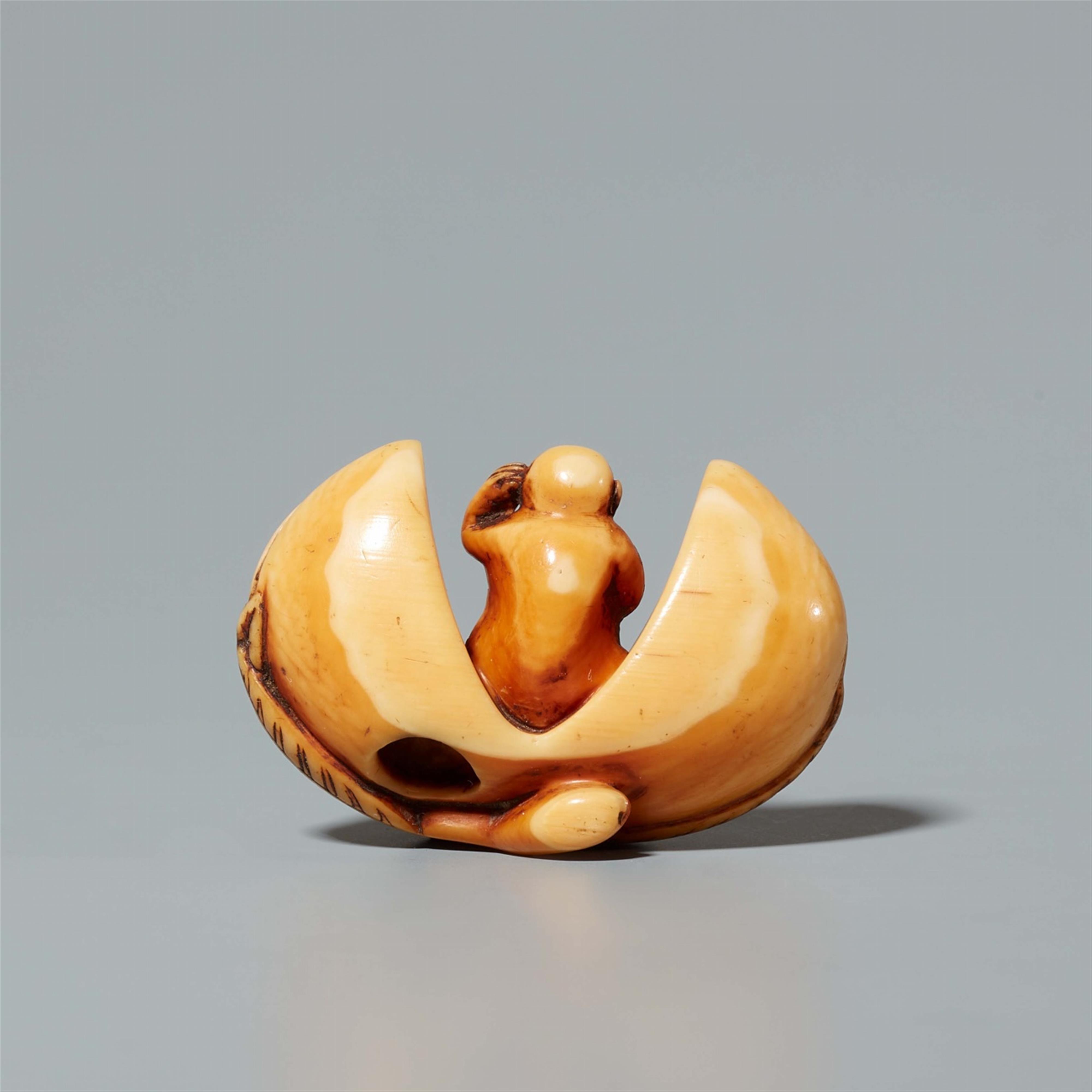 An ivory netsuke of a monkey in a peach. 18th century - image-2