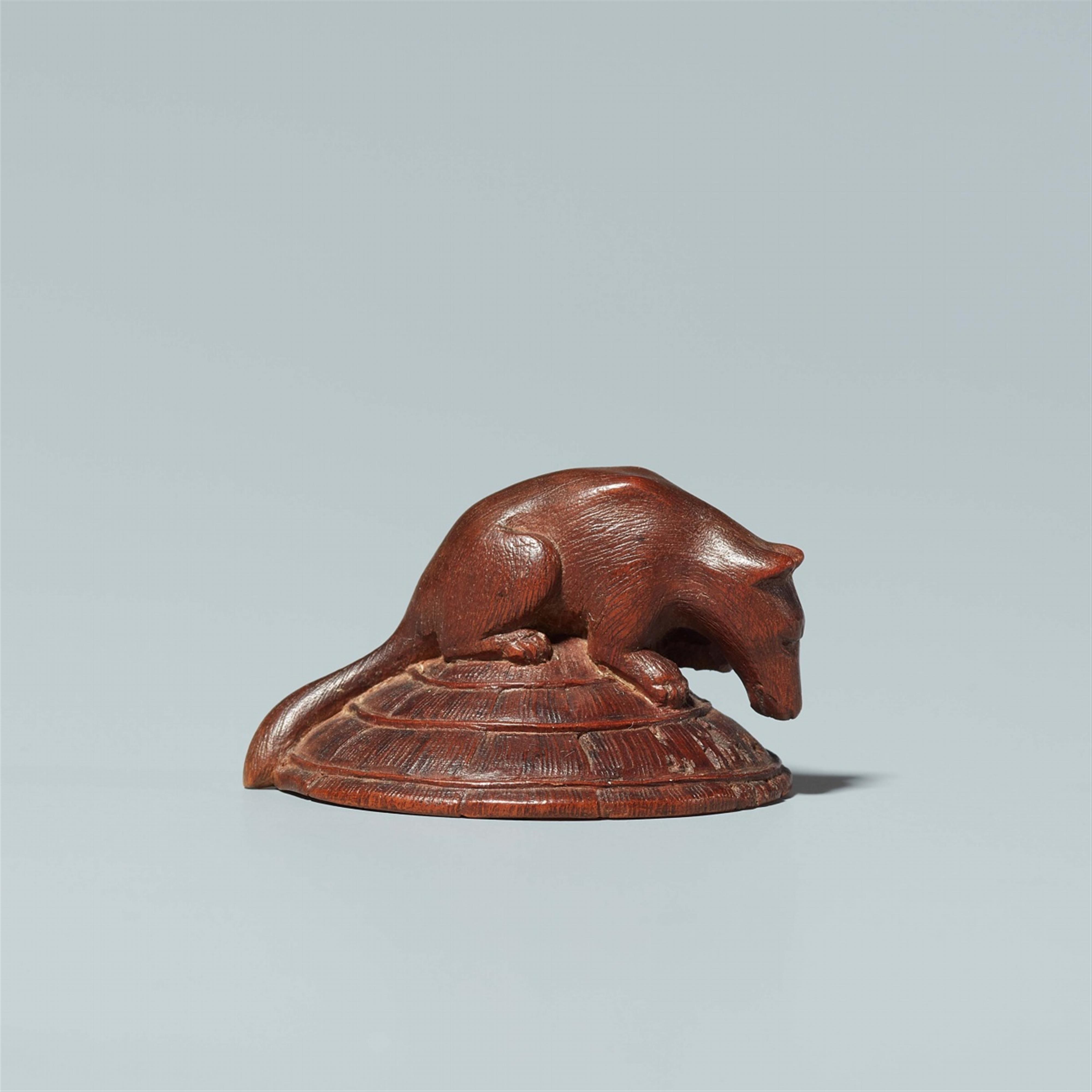 A boxwood netsuke of a badger on a straw hat. Mid-19th century - image-1