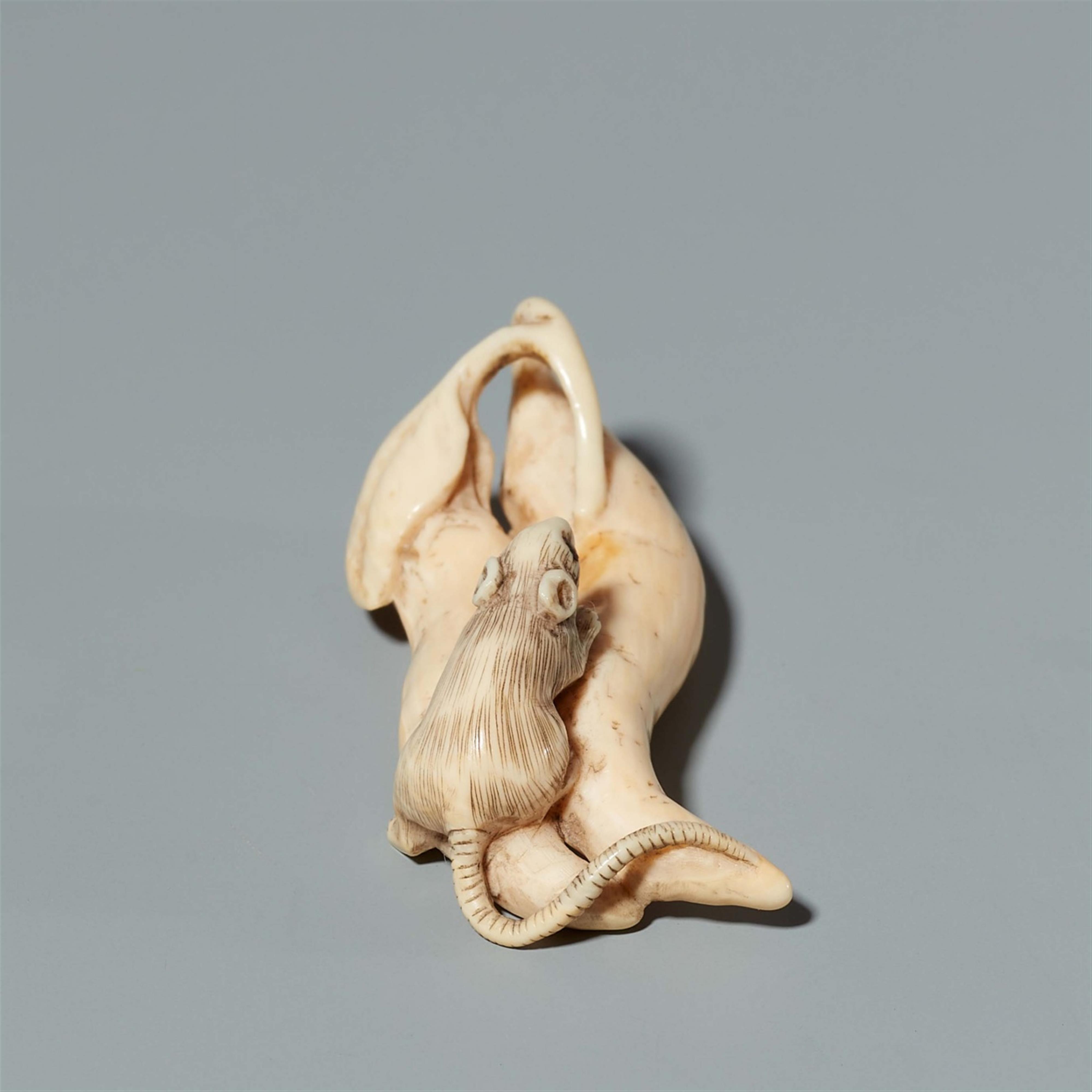 An ivory netsuke of a rat on beans. Last third 19th century - image-4