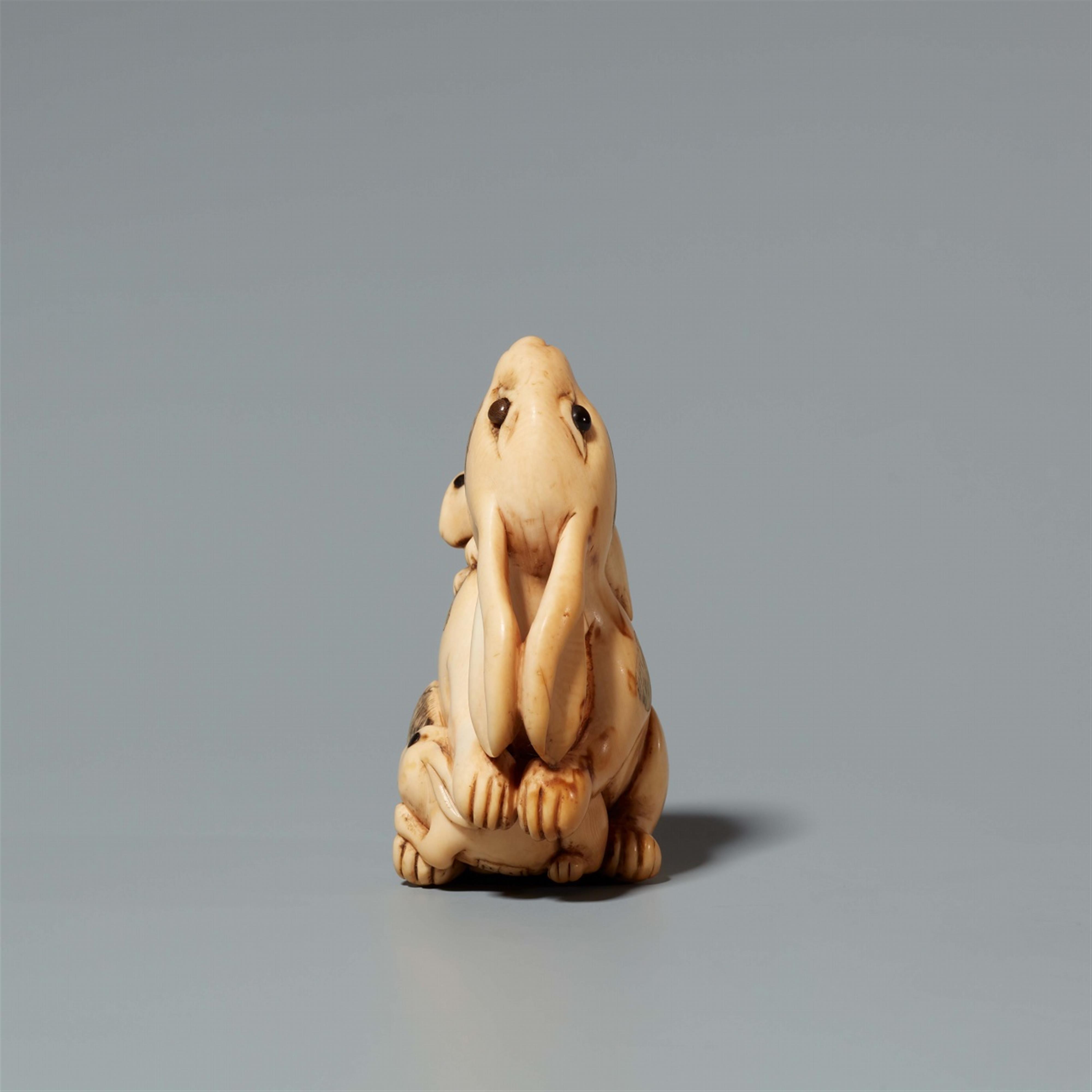 An ivory netsuke of a mother hare with her young. First half 19th century - image-4