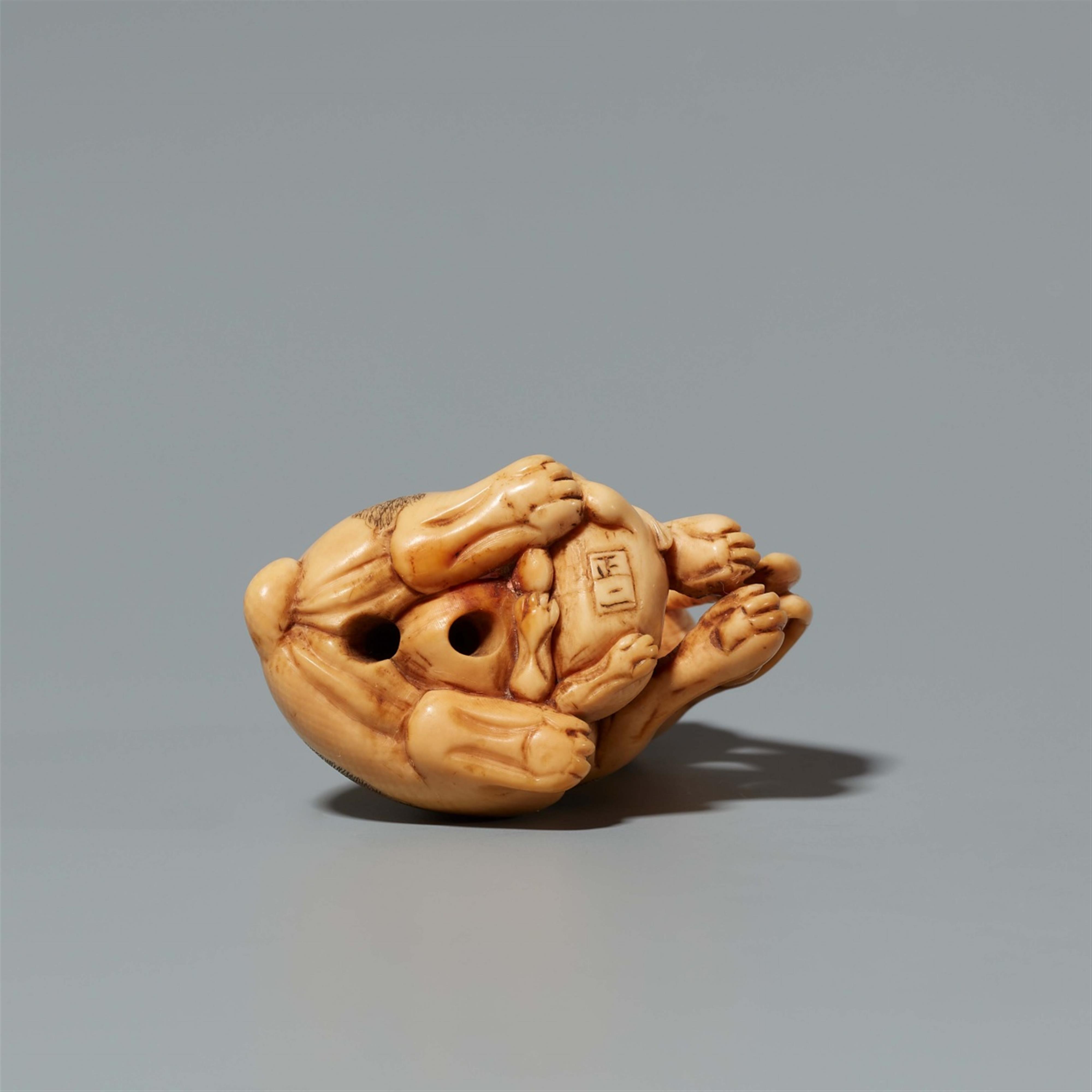 An ivory netsuke of a mother hare with her young. First half 19th century - image-5