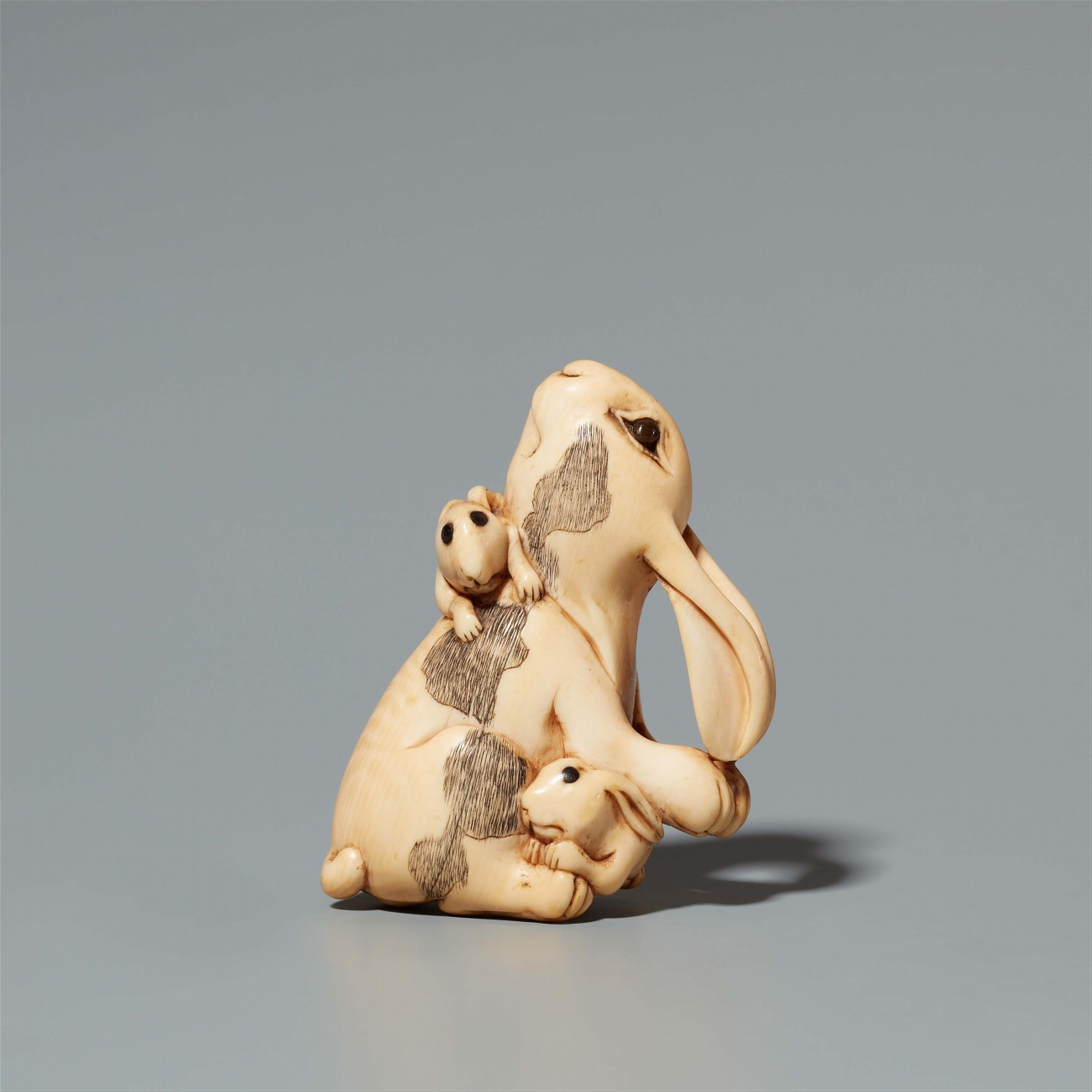 An ivory netsuke of a mother hare with her young. First half 19th century - image-1