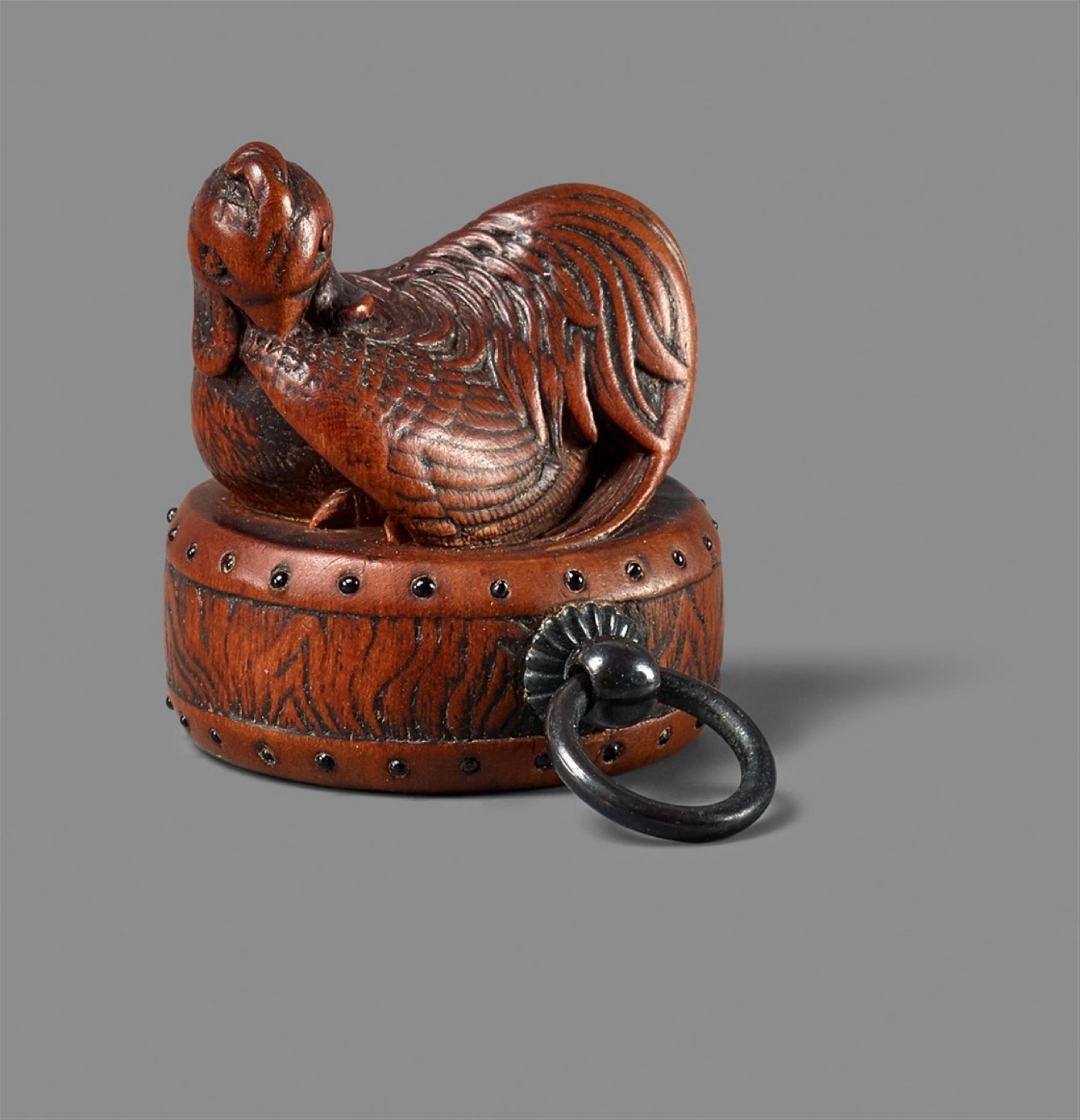 A wood and metal netsuke of a cockerel on a drum. Around 1800 - image-1