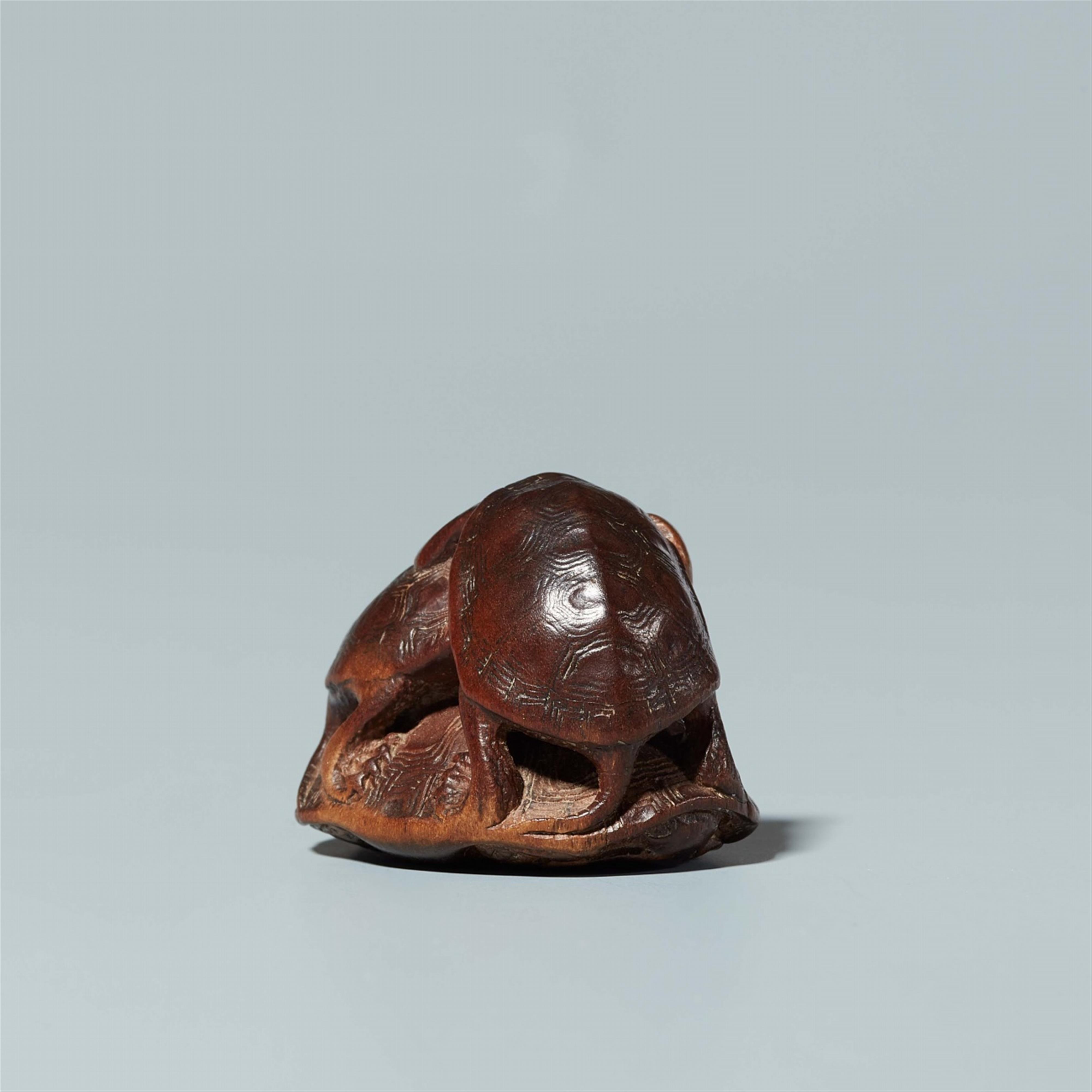 A boxwood netsuke of a turtle group, by Kômin. Mid-19th century - image-4