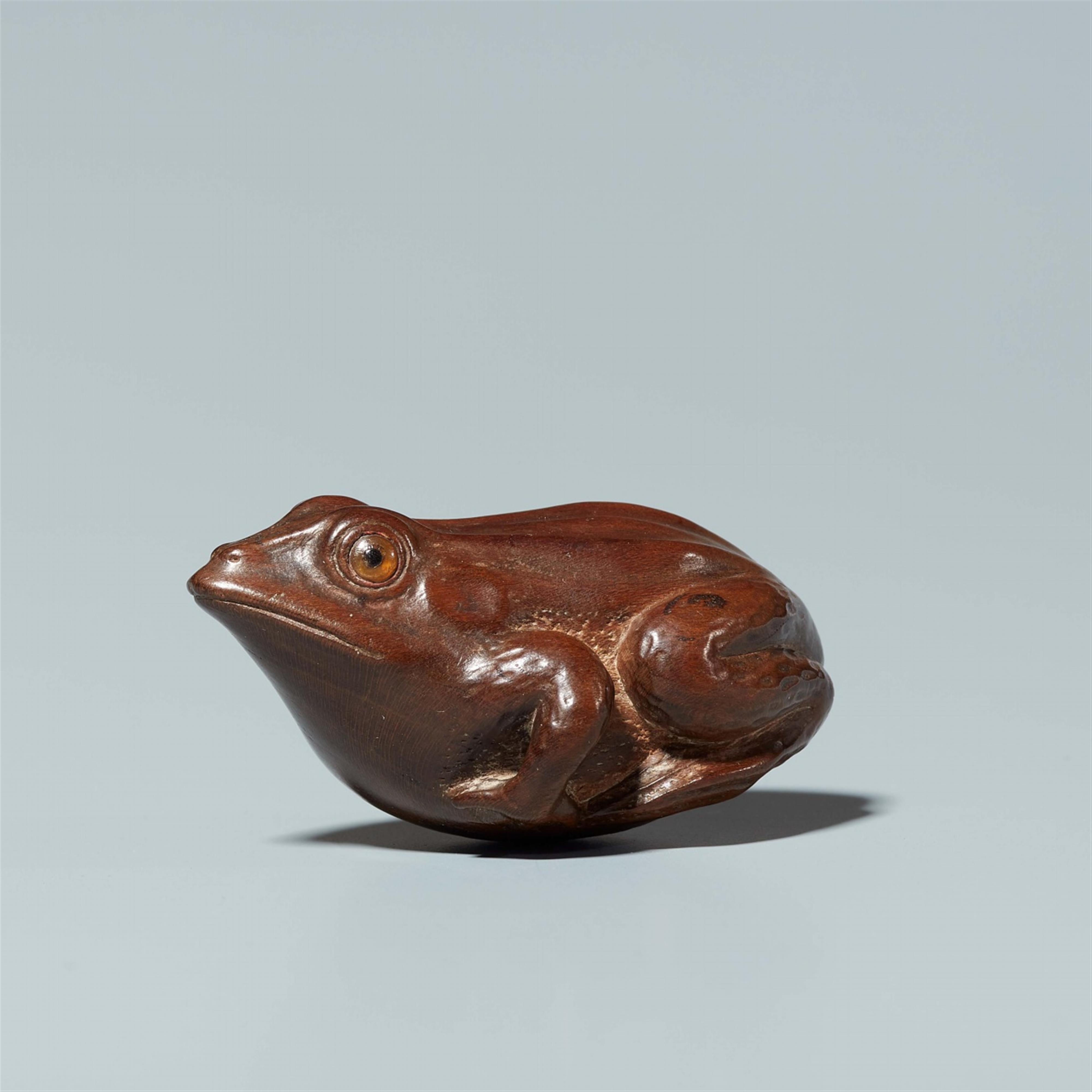 A wood netsuke of a frog. 19th century - image-1