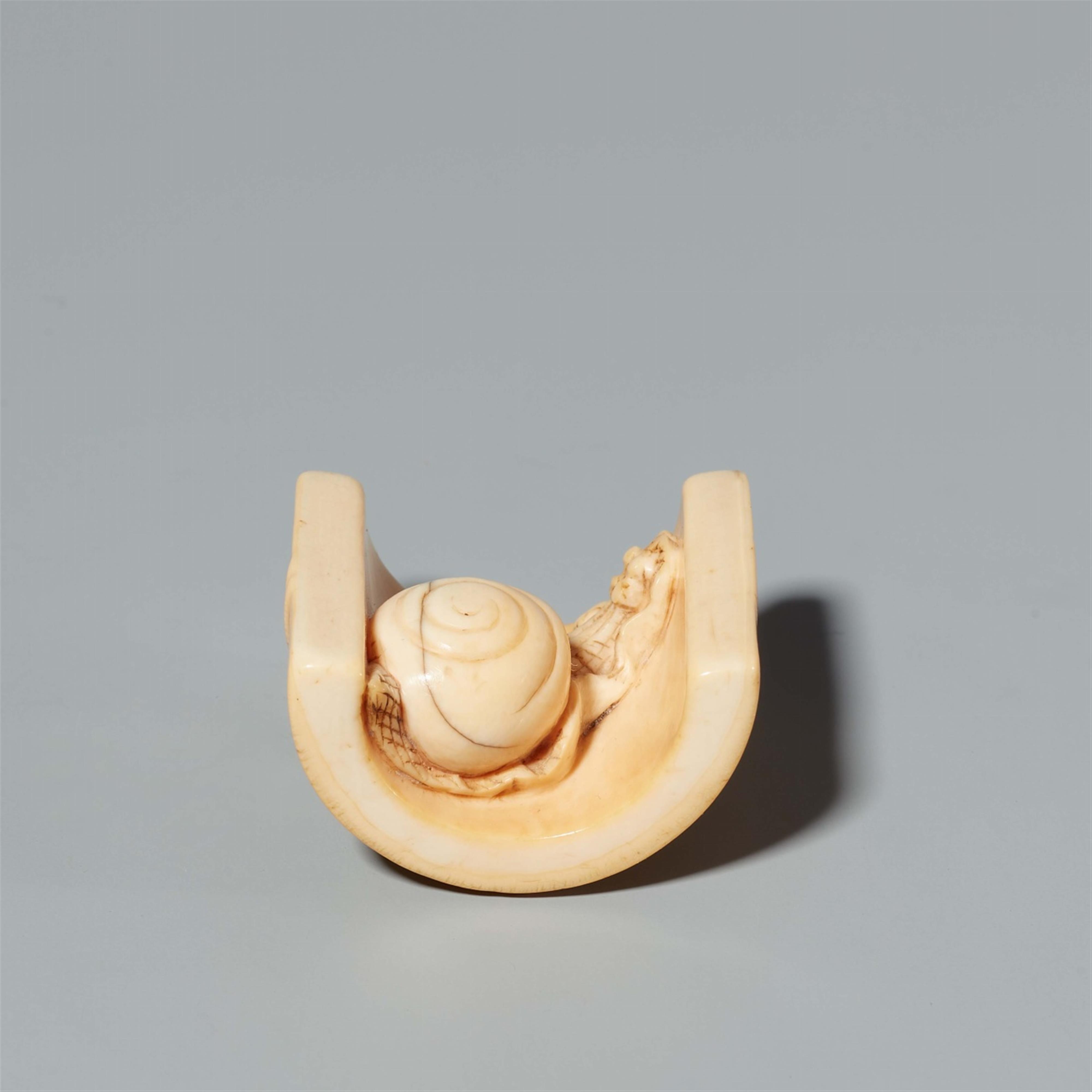 An ivory netsuke of a snail in bamboo section. Around 1800 - image-3