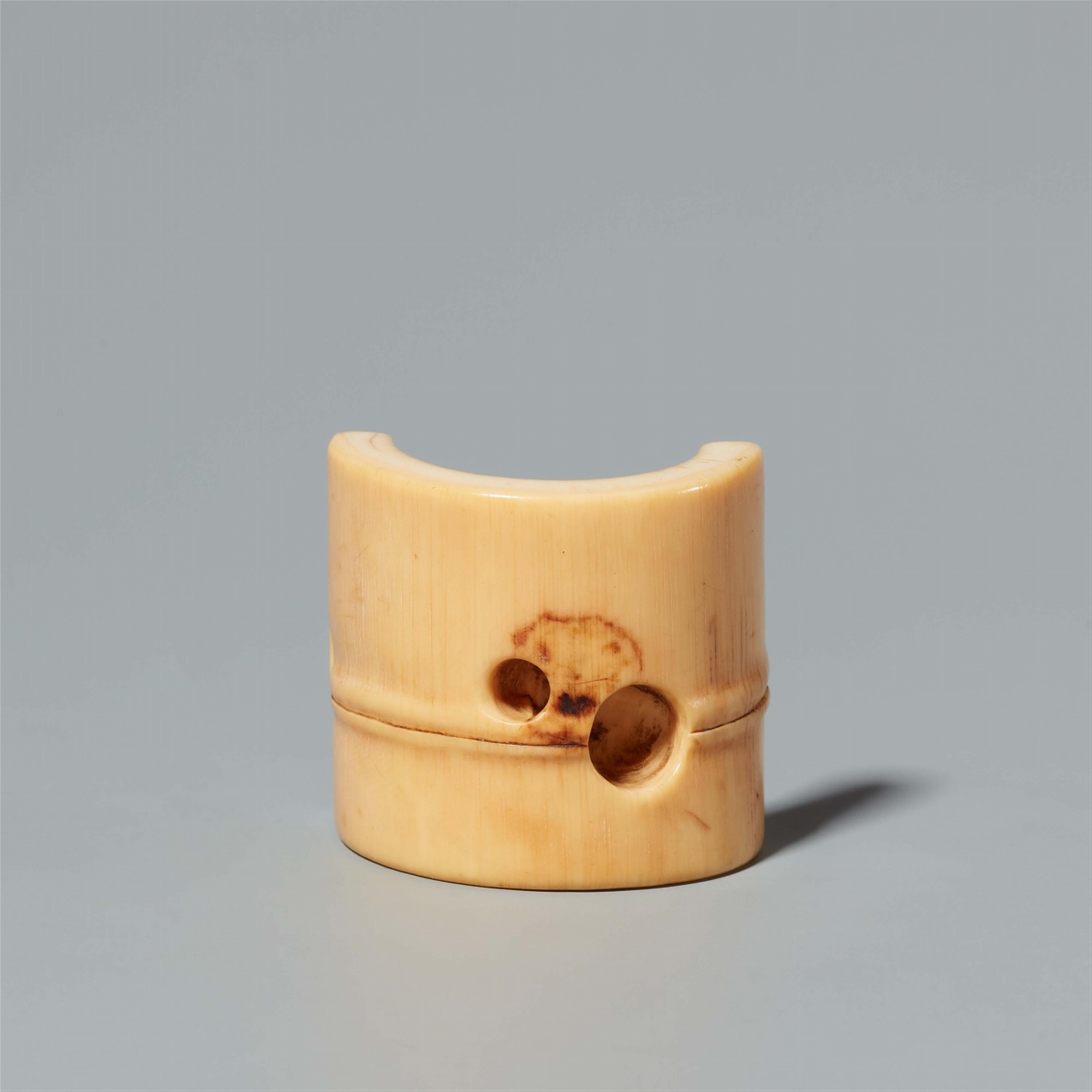 An ivory netsuke of a snail in bamboo section. Around 1800 - image-5