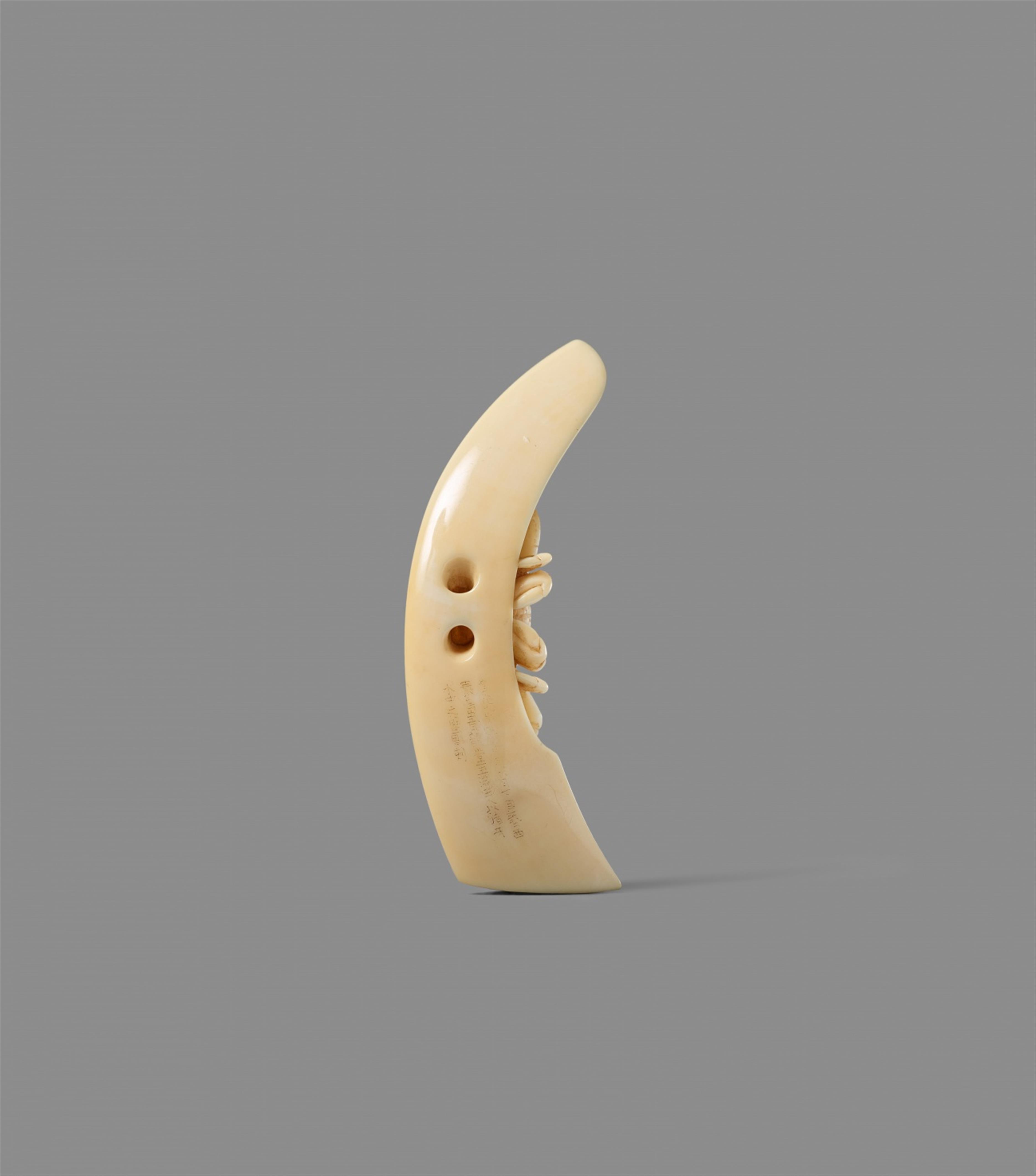 An Iwami-school boar’s tusk netsuke of a crab on a tusk. Early 19th century - image-2
